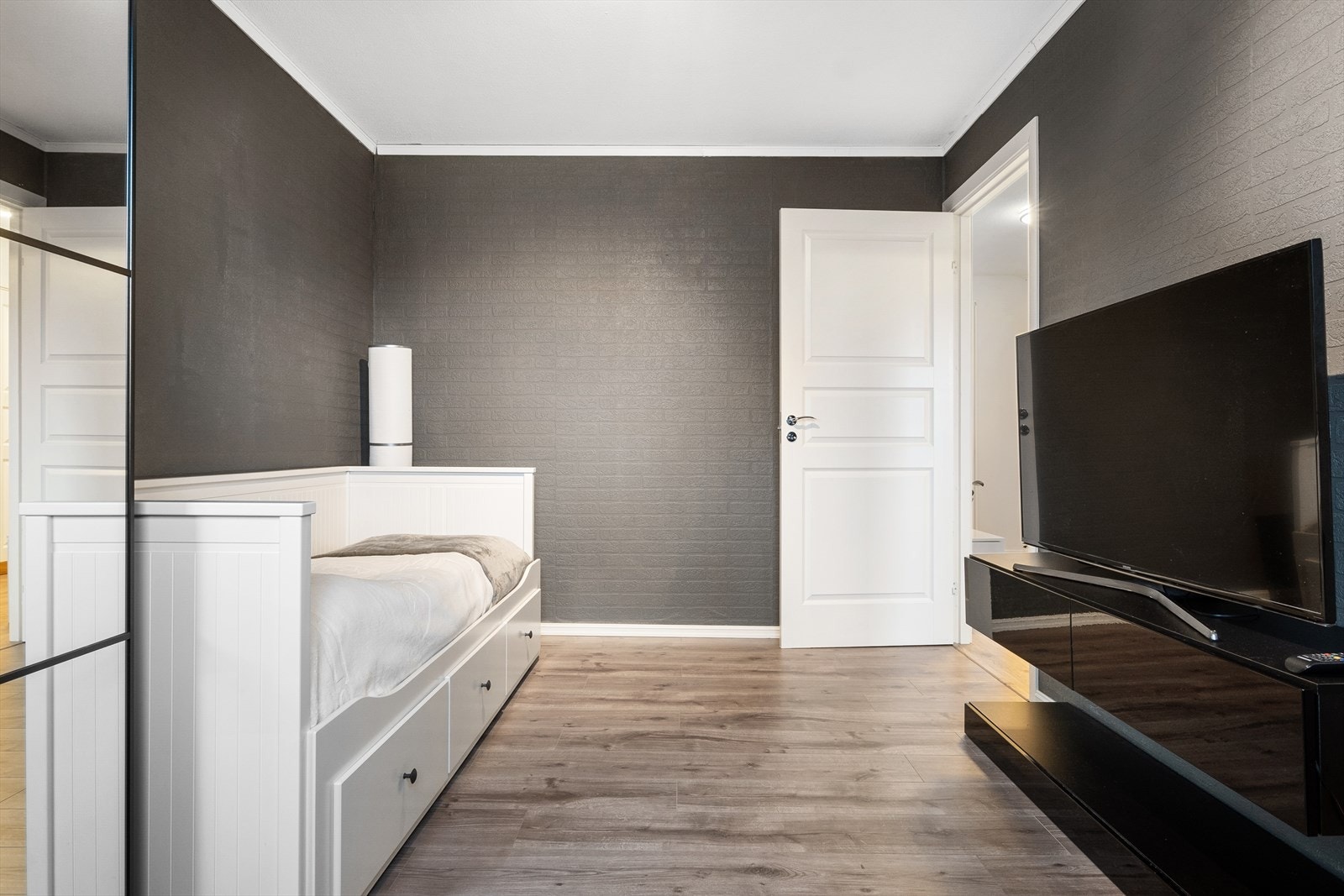 Det er god plass til seng, skyvedørsgarderobe og skrivepult Galleribilde