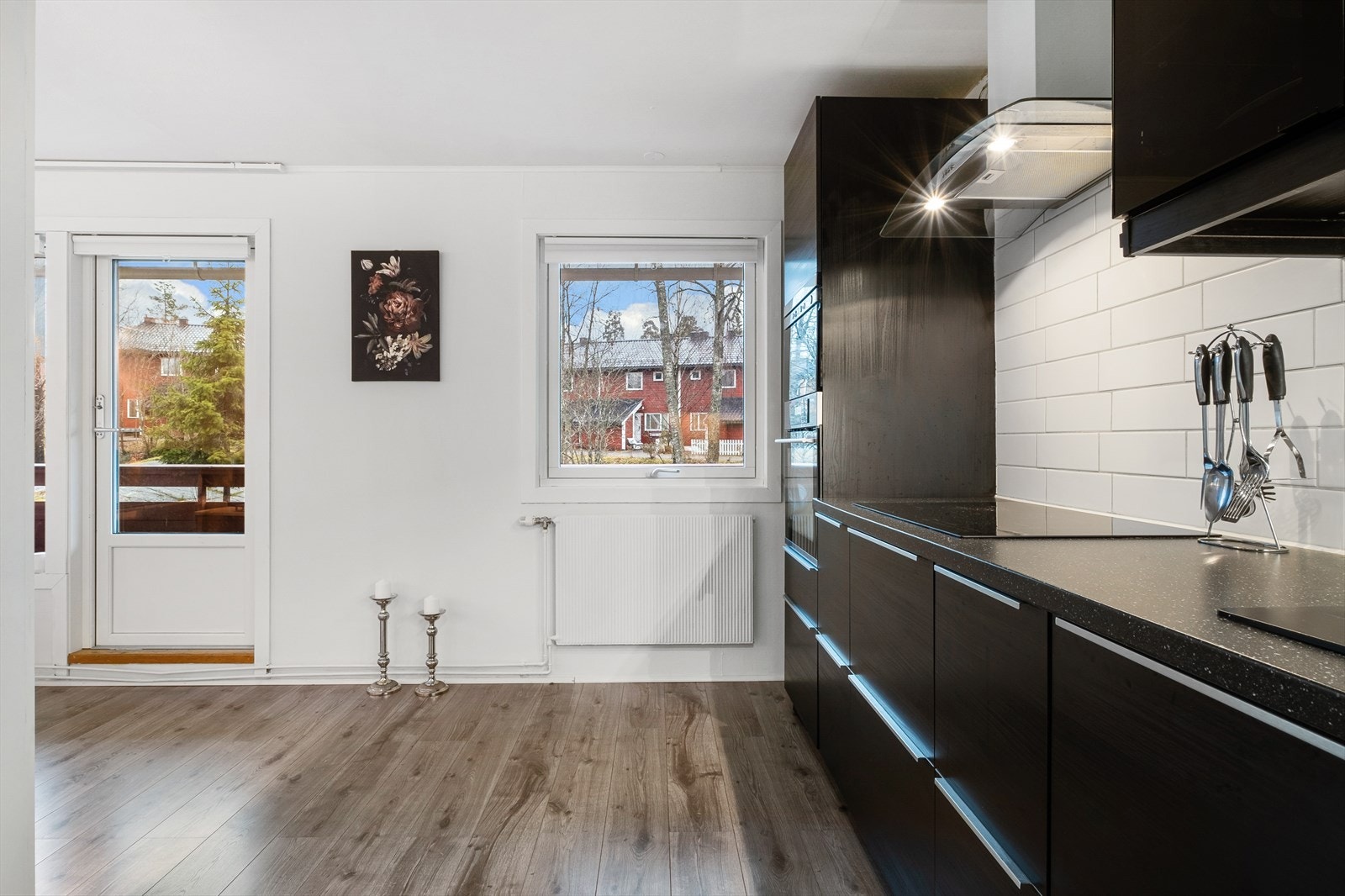 Det er fint utsyn fra vinduene og balkongen som er vendt mot borettslagets fellesareal Galleribilde