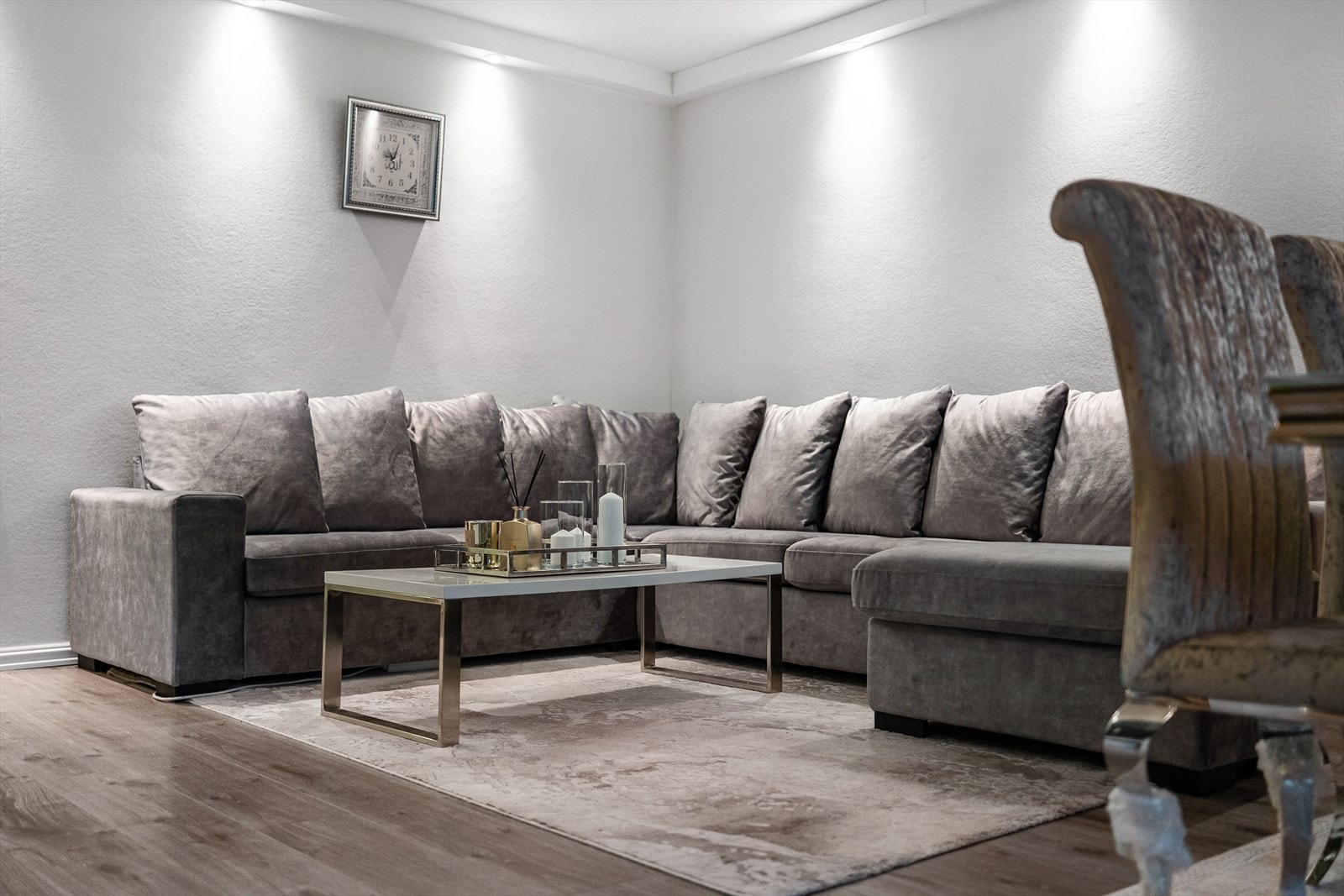 Det er god plass til stor sofagruppe med tilhørende sofabord og tv-møblement Galleribilde