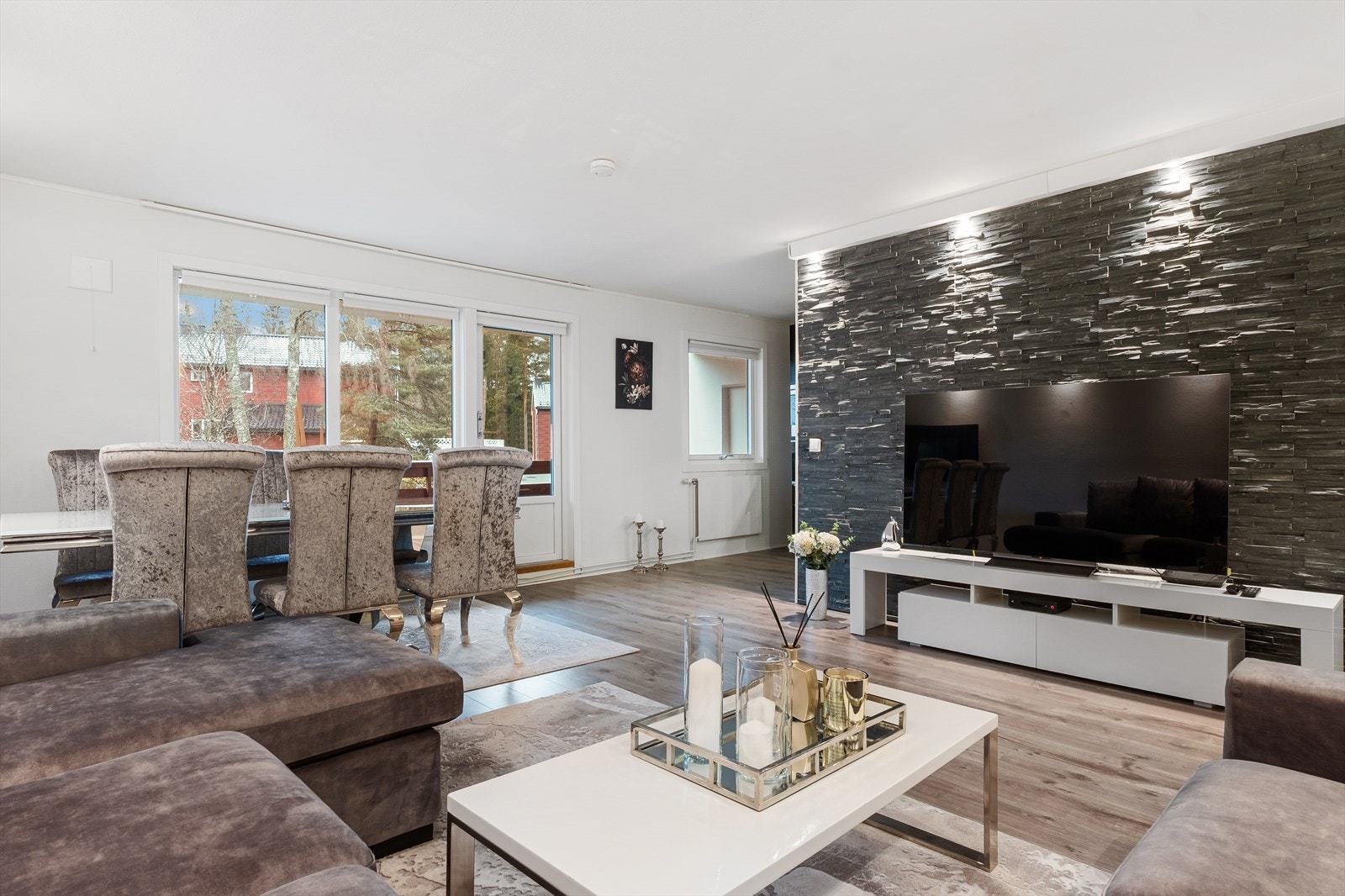 Rommet har lyse overflater og godt lysinnslipp via store vindusflater Galleribilde