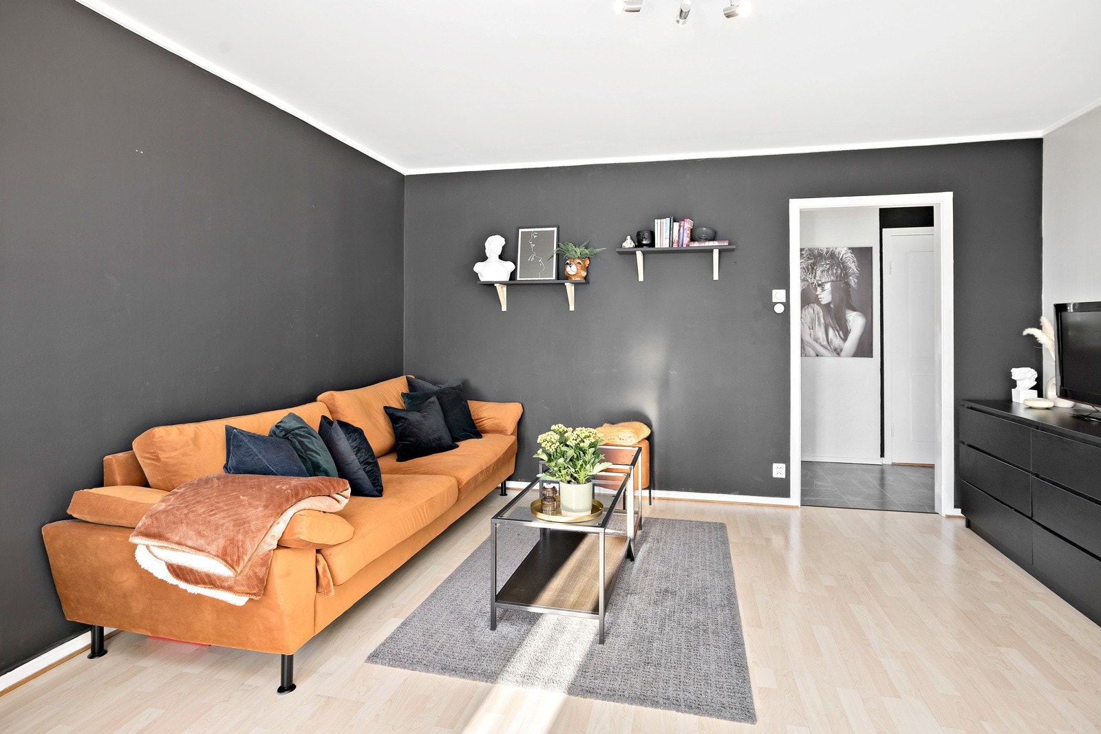 Leiligheten fremstår som pen, romslig og jevnt vedlikeholdt. Galleribilde