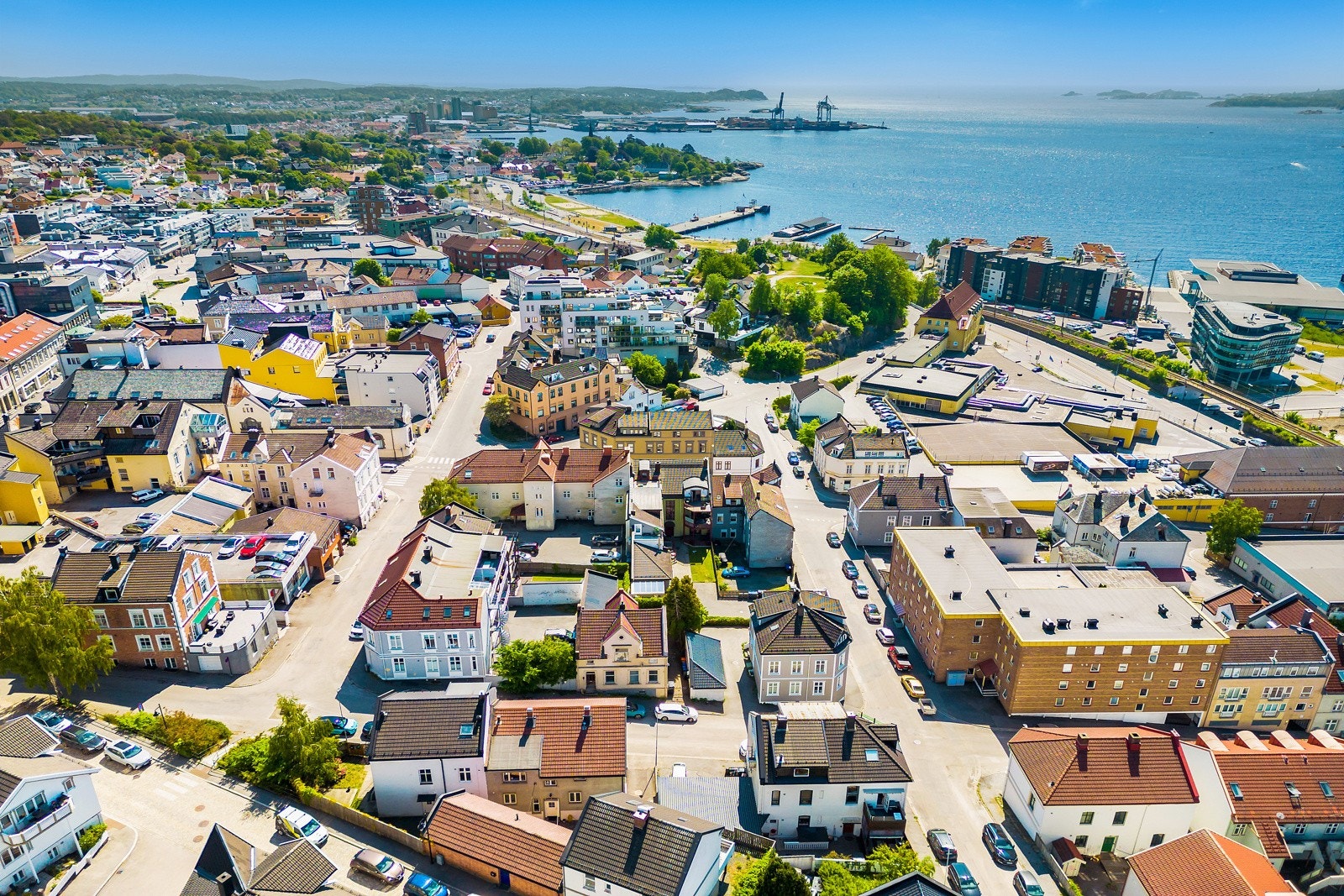 Bølgen kulturhus og Farris Bad ligger ved Larviks indre havn og Batteristranda, og herfra kan du følge strandpromenaden til blant annet Herregården, Bedehuset og Tollerodden. Galleribilde