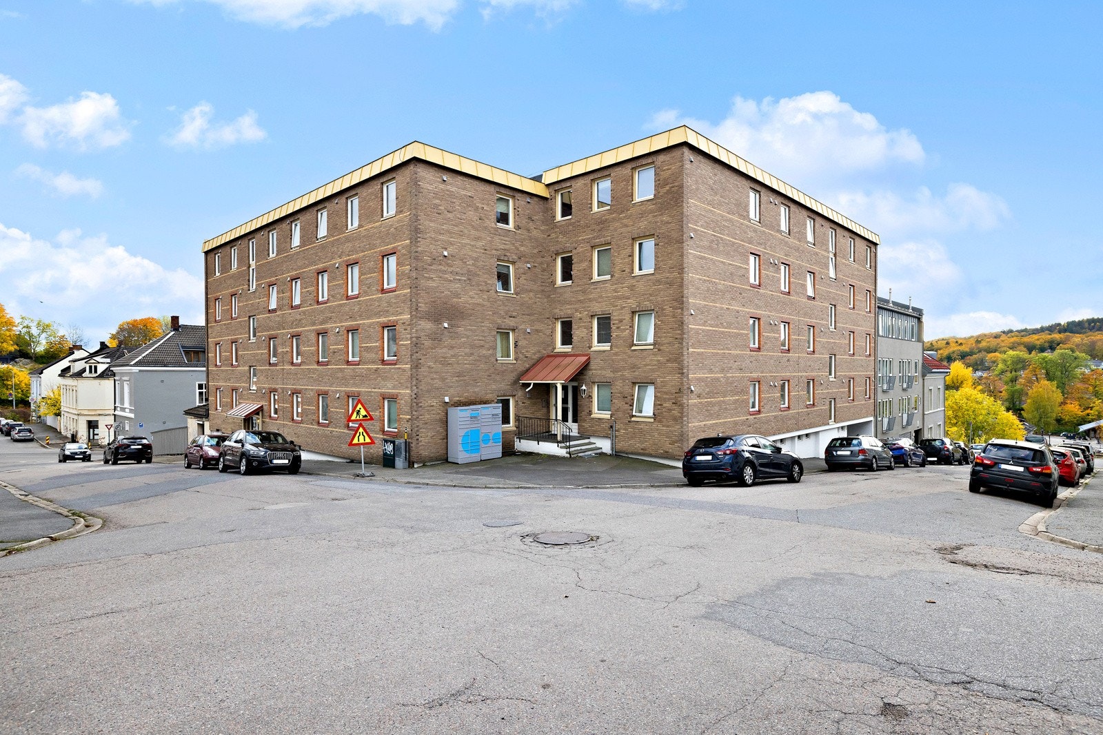 Bygget ligger sentralt i utkanten av sentrum, kun få min gange fra Amfi Larvik, buss og havna. Galleribilde