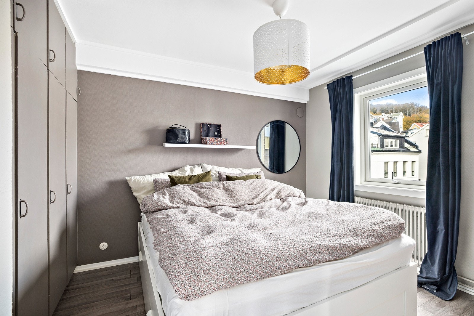 Soverommet har gråbeige veggflater, plassbygde skap med matchende fronter og pent laminatgulv fra 2015/2016. Galleribilde