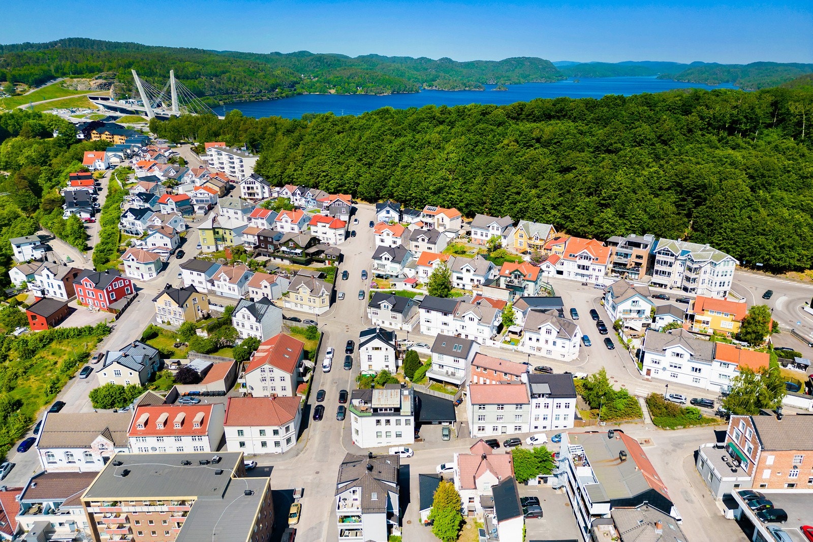 Eiendommen ligger sentralt og attraktivt til, rett i utkanten av Larvik sentrum, mot Bøkeskogen. Her er alt av butikker, kultur- og uteliv rett utenfor døra Galleribilde