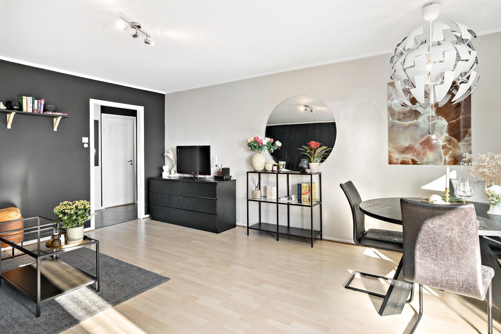 Rommet er ca. 24 kvm, så det er god plass til både sofagruppe, tv-løsning, spisebord og mer. Galleribilde