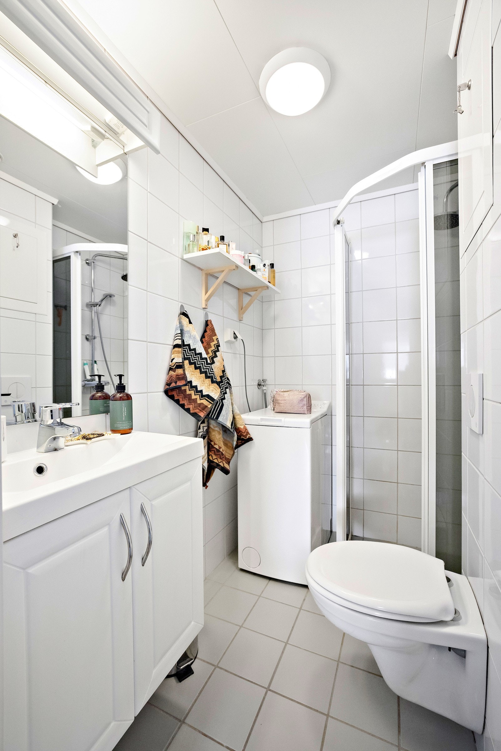 Badet ble renovert i 2009 og fremstår som både pent og praktisk. Det er opplegg for vaskemaskin i rommet. Galleribilde
