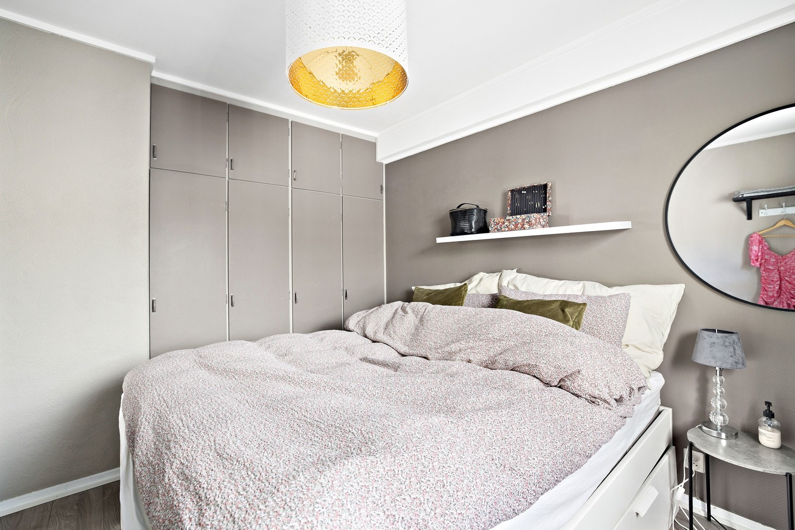 Leiligheten varmes opp med radiatorer og har varmtvann fra fellesanlegg. Galleribilde
