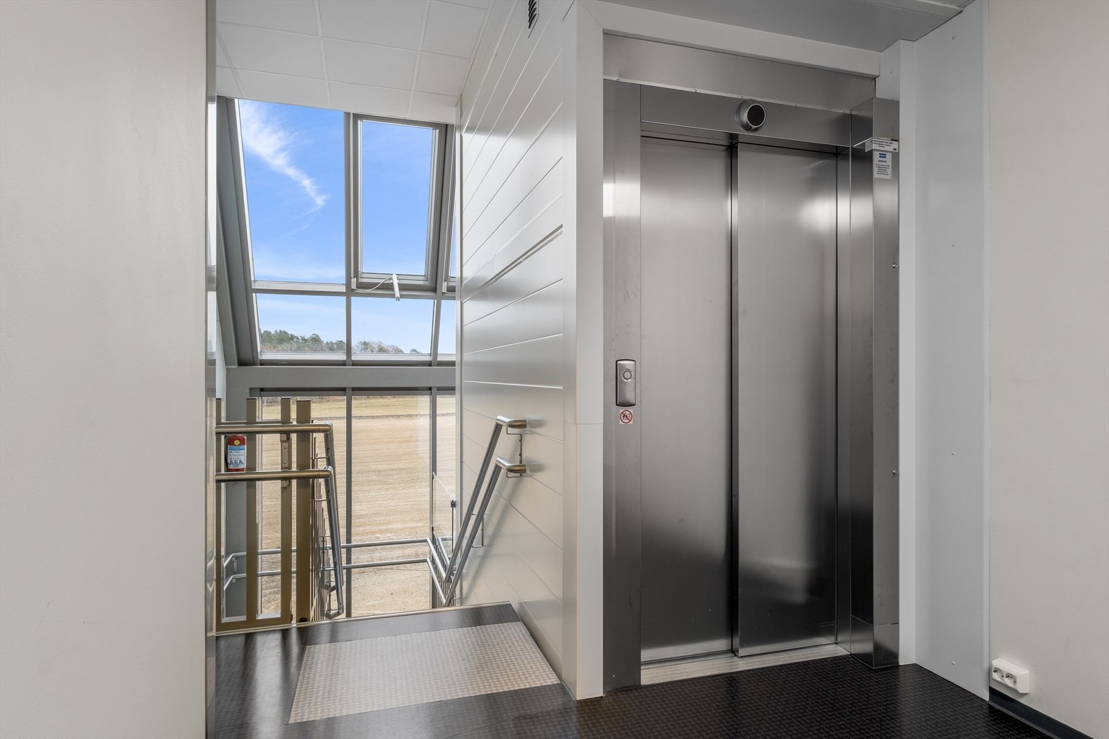 Stilig innglasset trappegang og heis Galleribilde