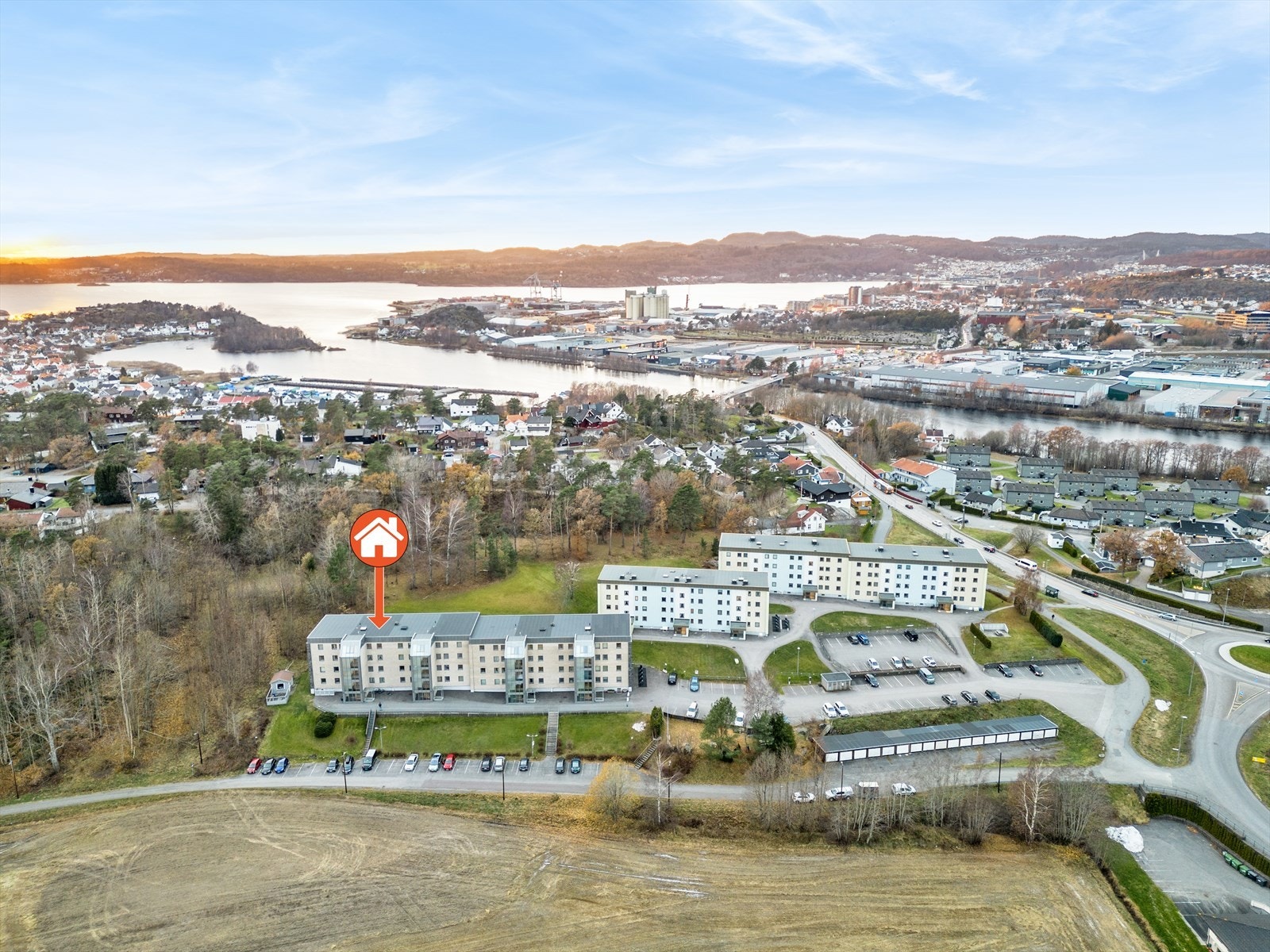 Kort vei til badeplasser på Østre Halsen og havna Galleribilde