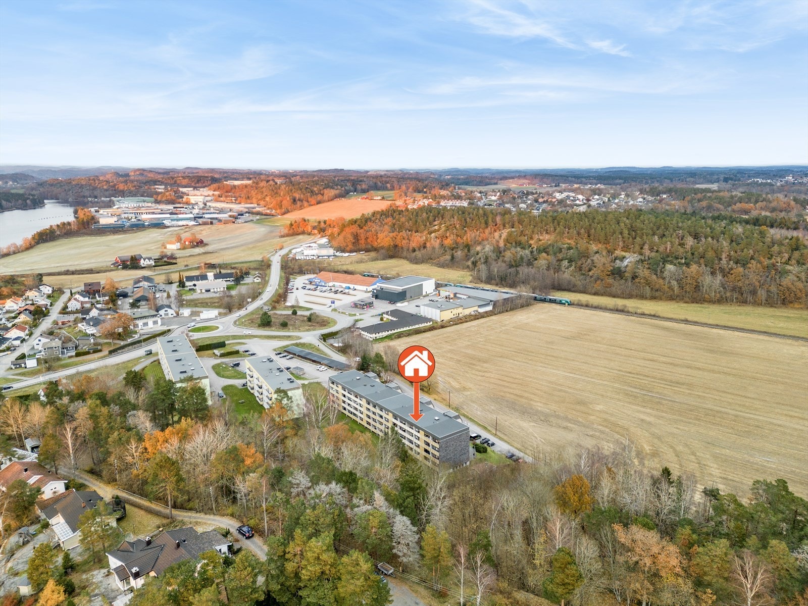 Beliggenhet er landlig og omkranset av skog på en side Galleribilde
