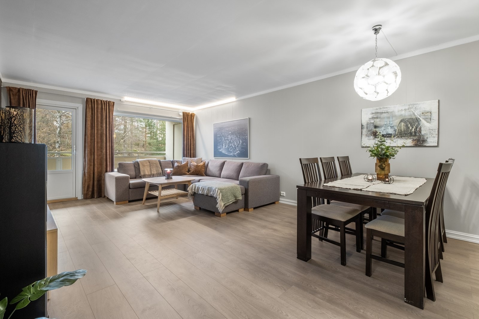 Romslig stue med plass til sofagruppe og spisestuemøblement. Galleribilde