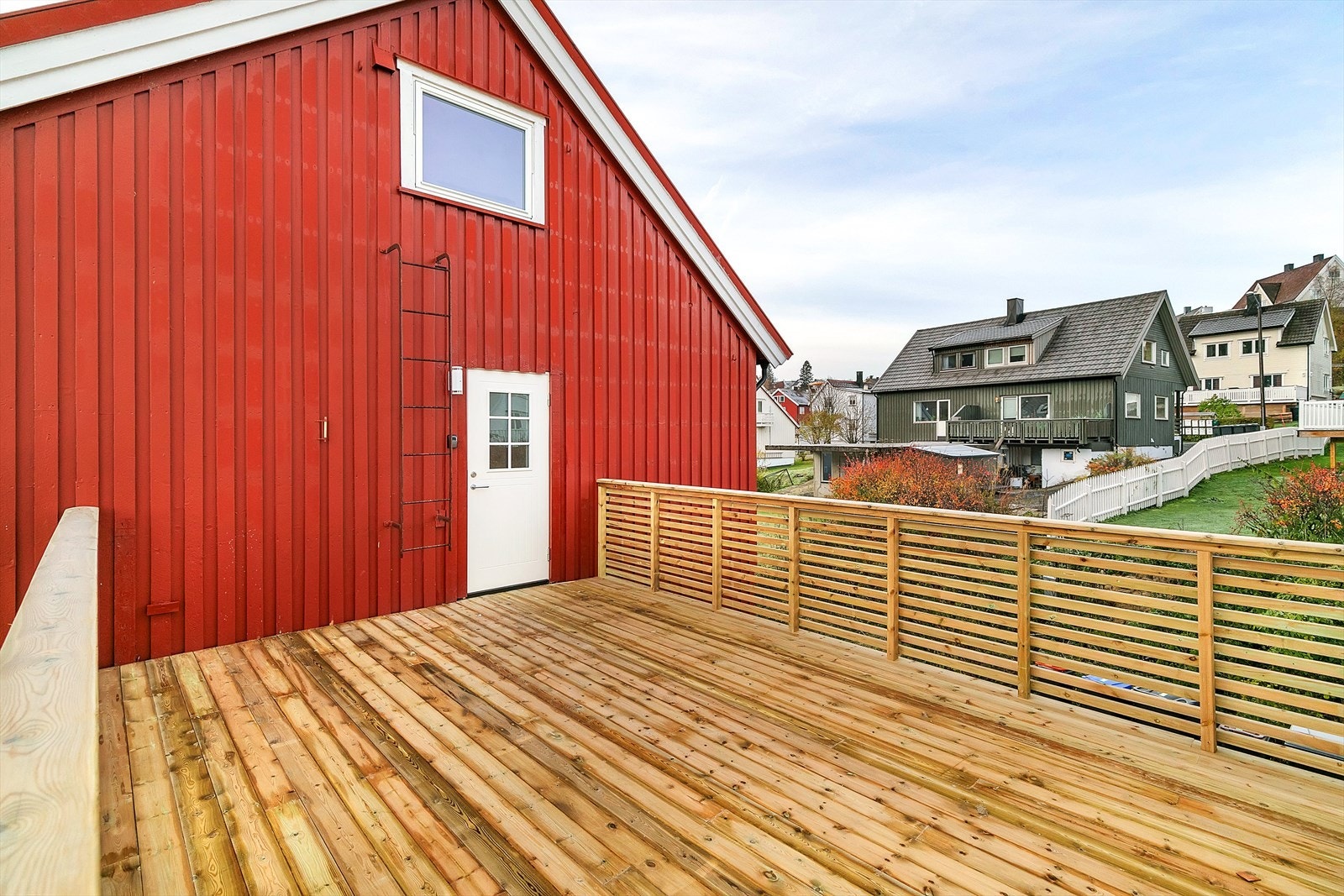 Inngangsparti med solrik terrasse, her er det god plass til hagemøbler Galleribilde