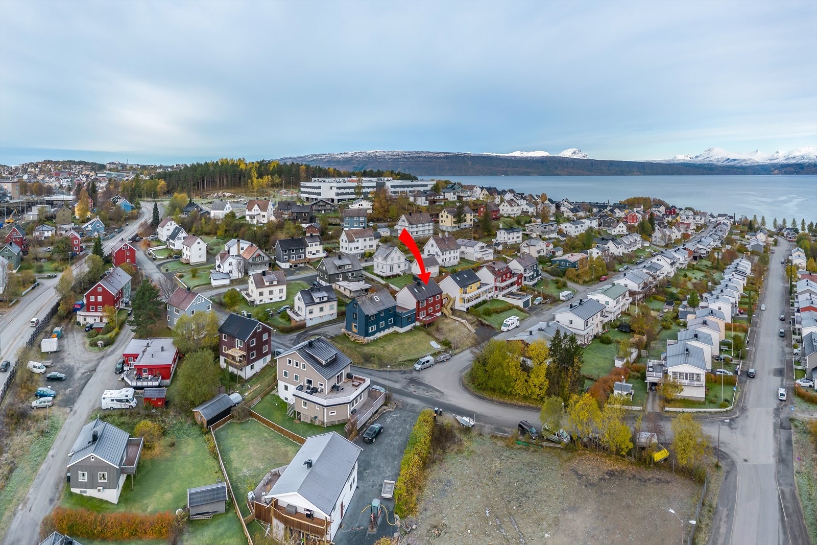 Barnevennlig boligstrøk med kort vei til lekeplass, fotballbane og friluftsområde Galleribilde