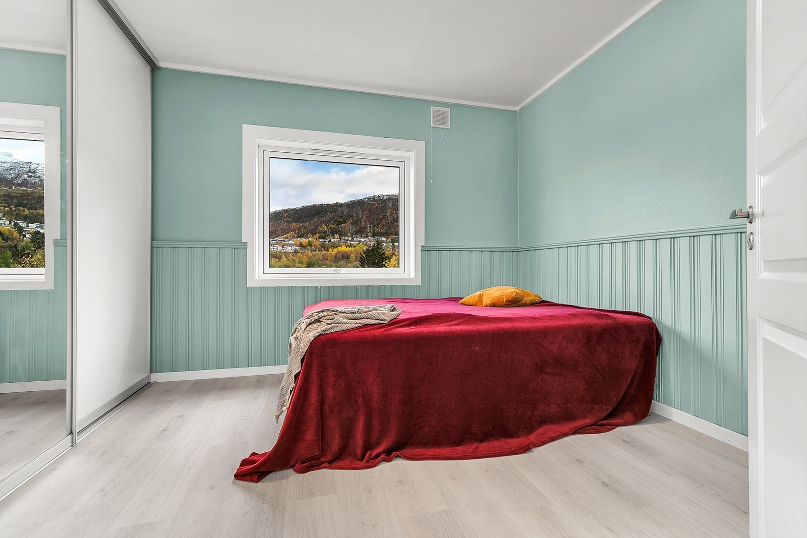 Leiligheten har 2 soverom i 2. etg, samt 2 innredede rom på loft som i dag benyttes som soverom Galleribilde
