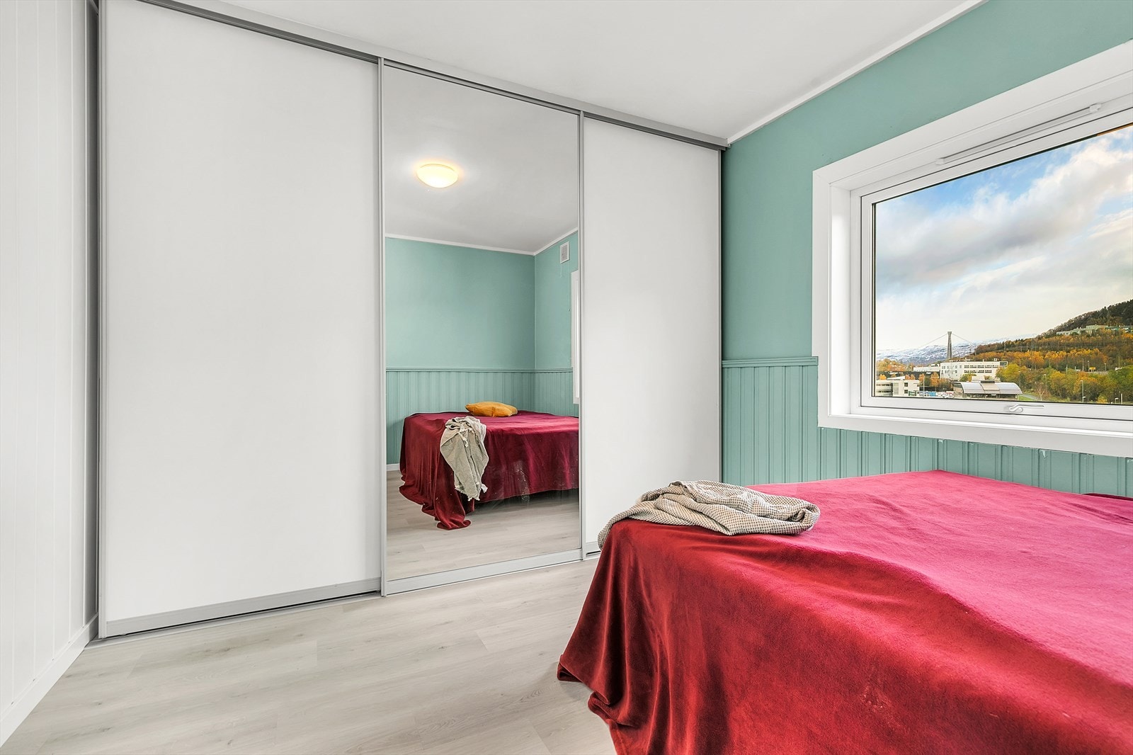 Skyvedørsgarderobe delvis med speil på soverom 1 Galleribilde