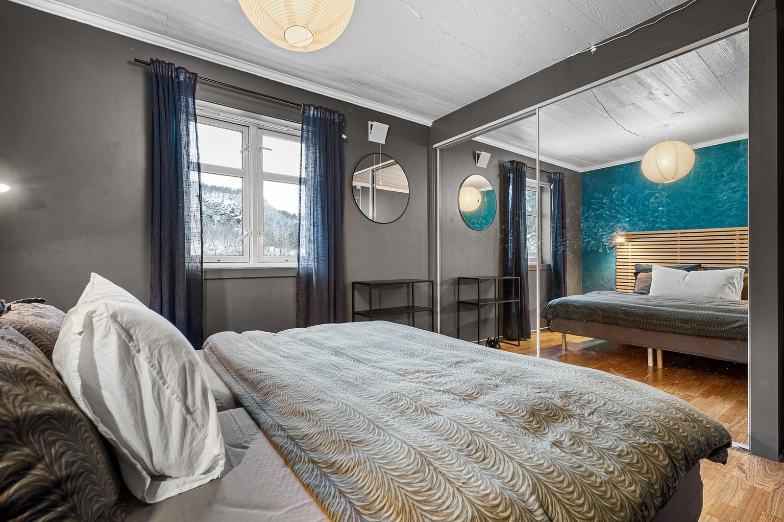 Praktisk skyvedørsgarderobe på hovedsoverommet Galleribilde