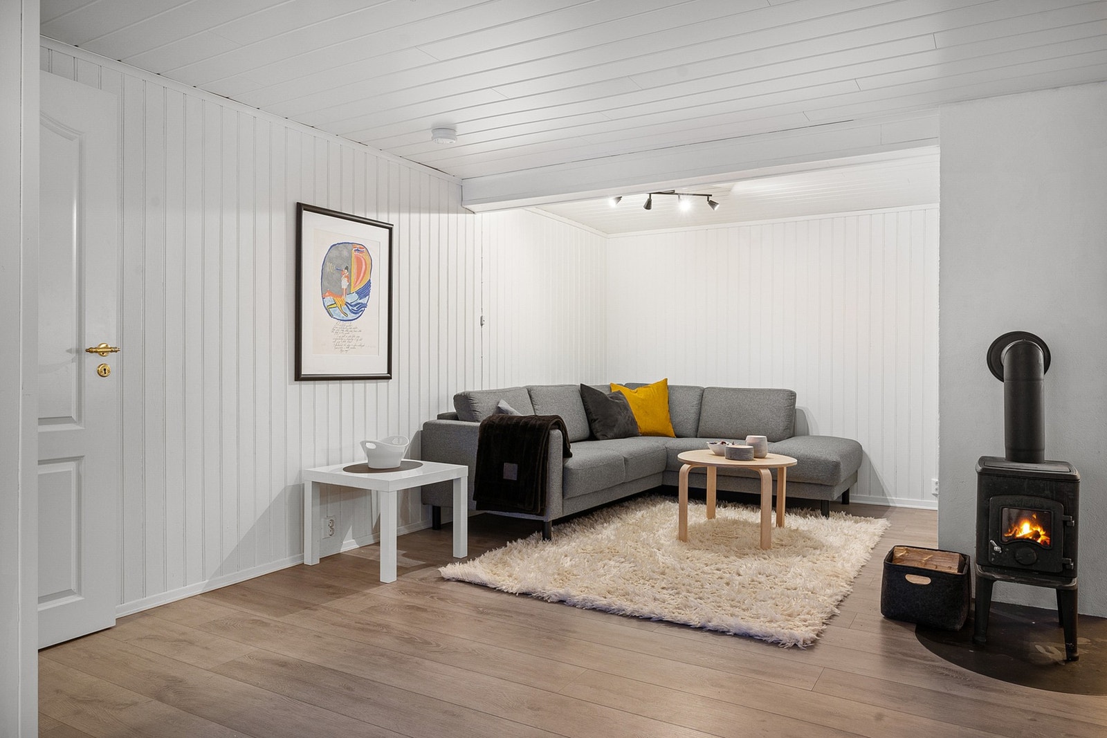 Stue med koselig vedovn Galleribilde