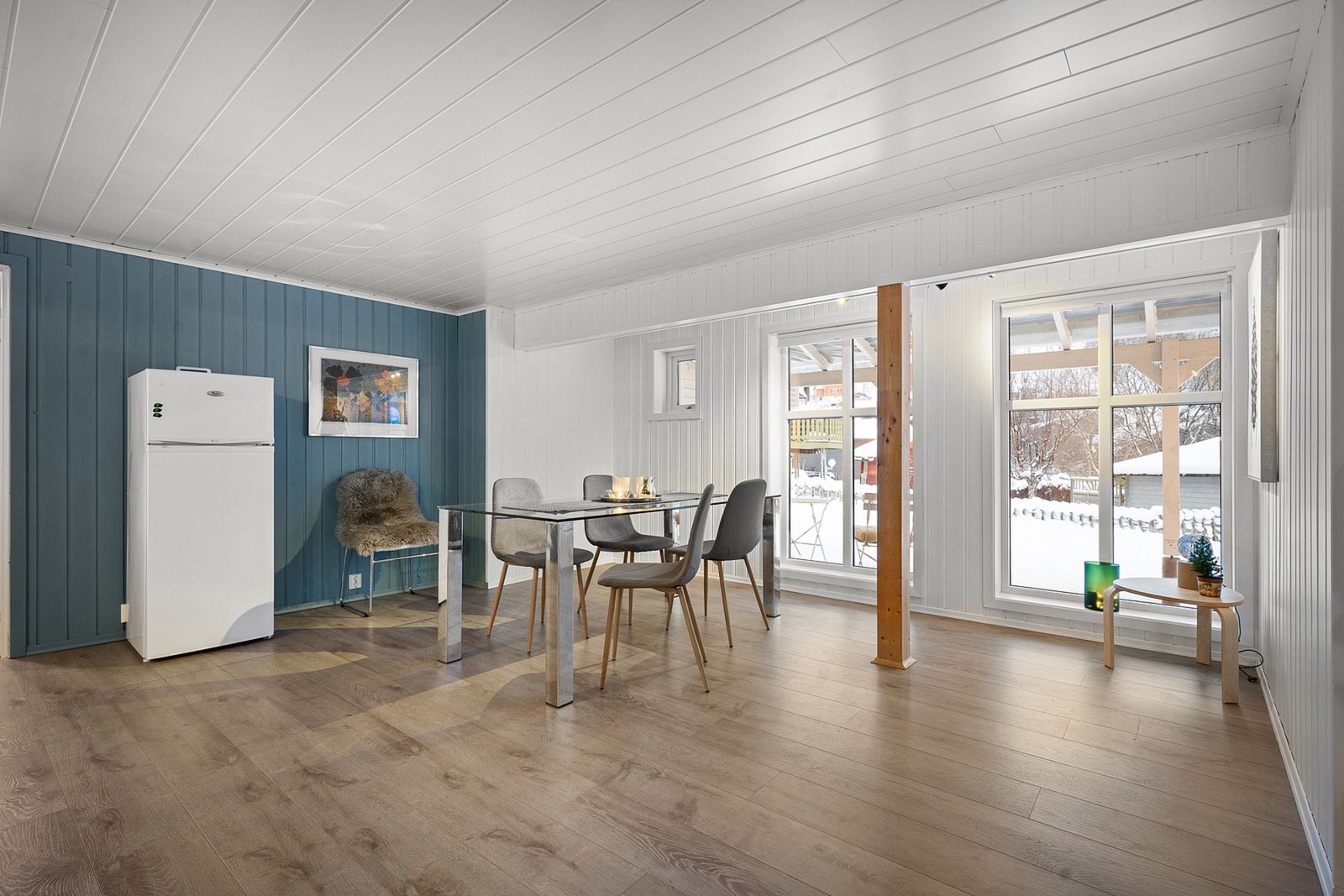 Romslig stue med god plass til ønsket møblering Galleribilde