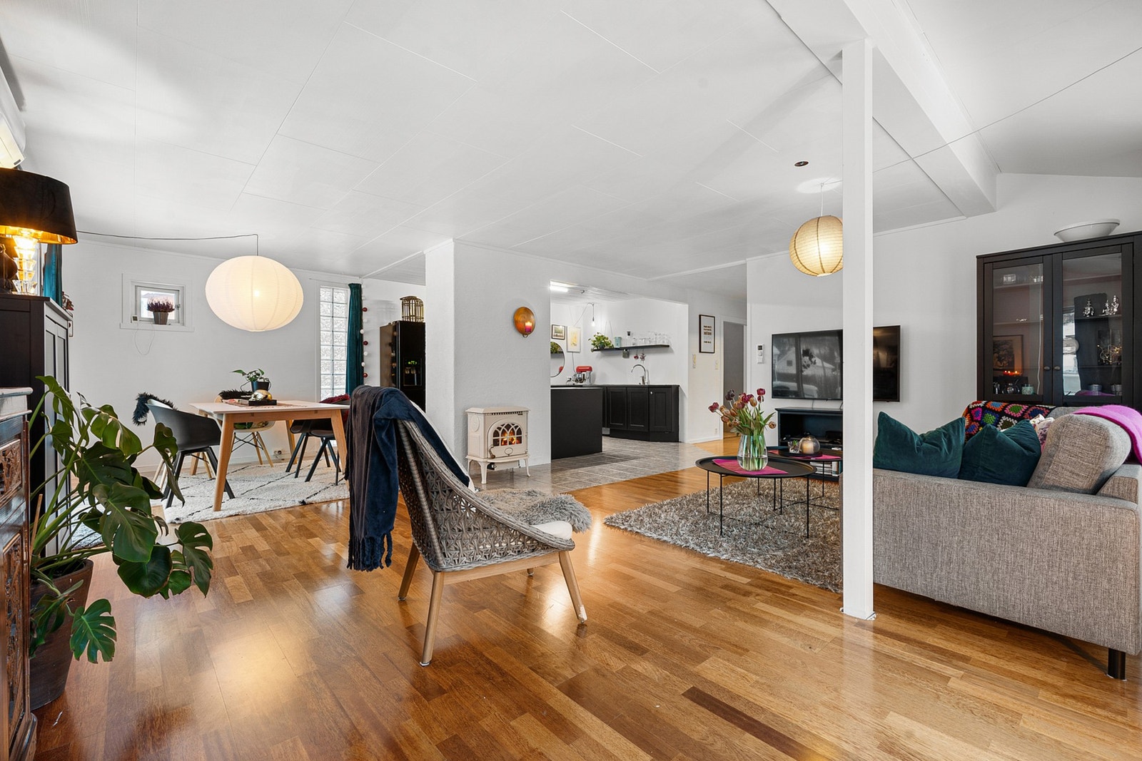 Stuen byr på god plass til både sofagruppe og spisestue Galleribilde