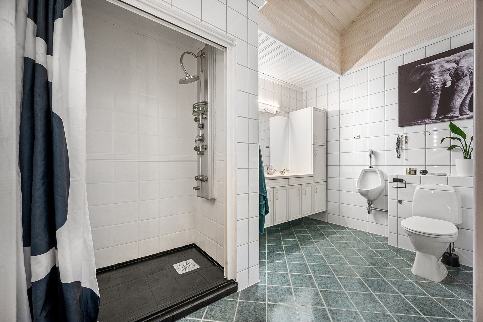 Badet består av både dusjnisje og badekar Galleribilde
