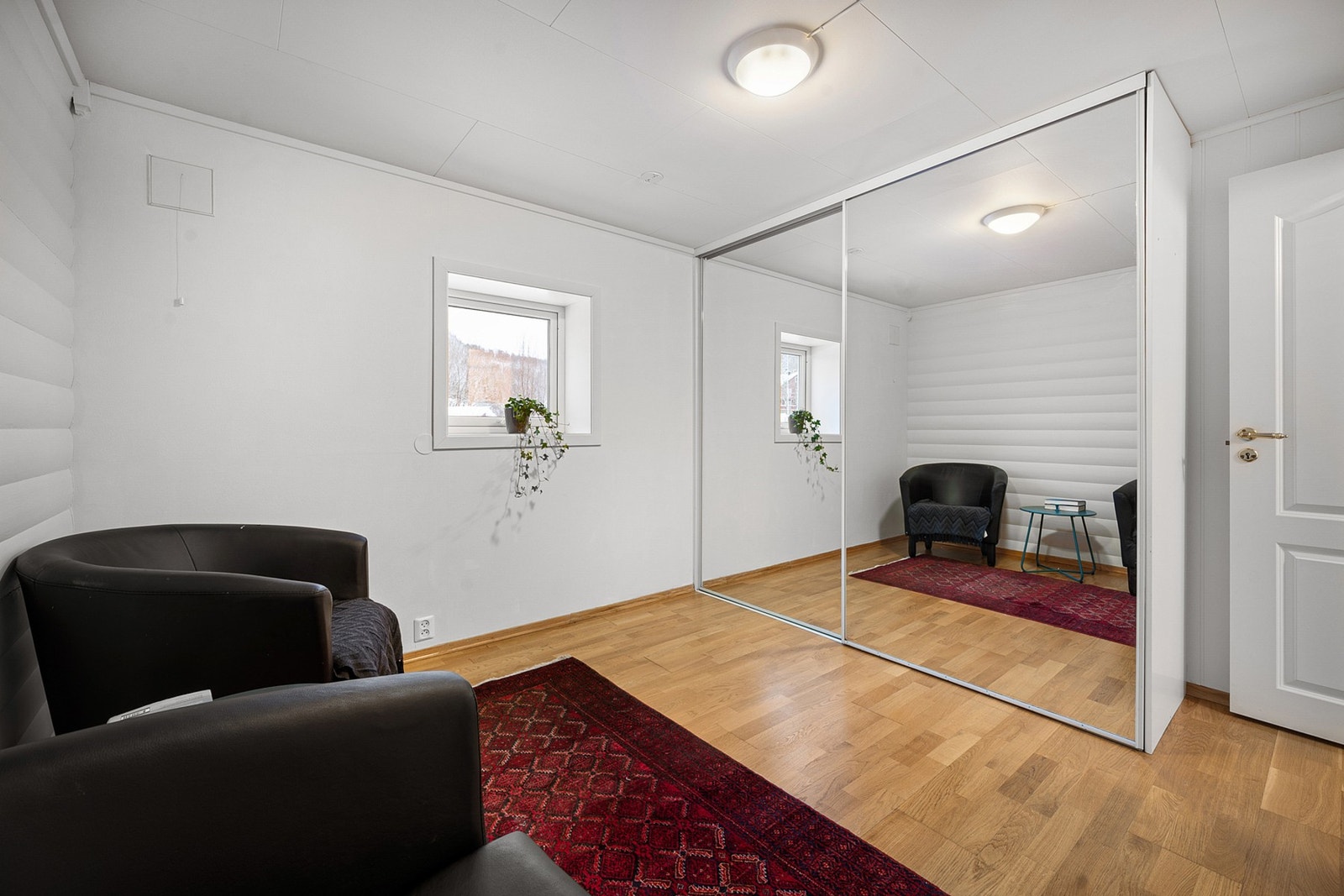 Soverom nr. 1 med skyvedørsgarderobe Galleribilde