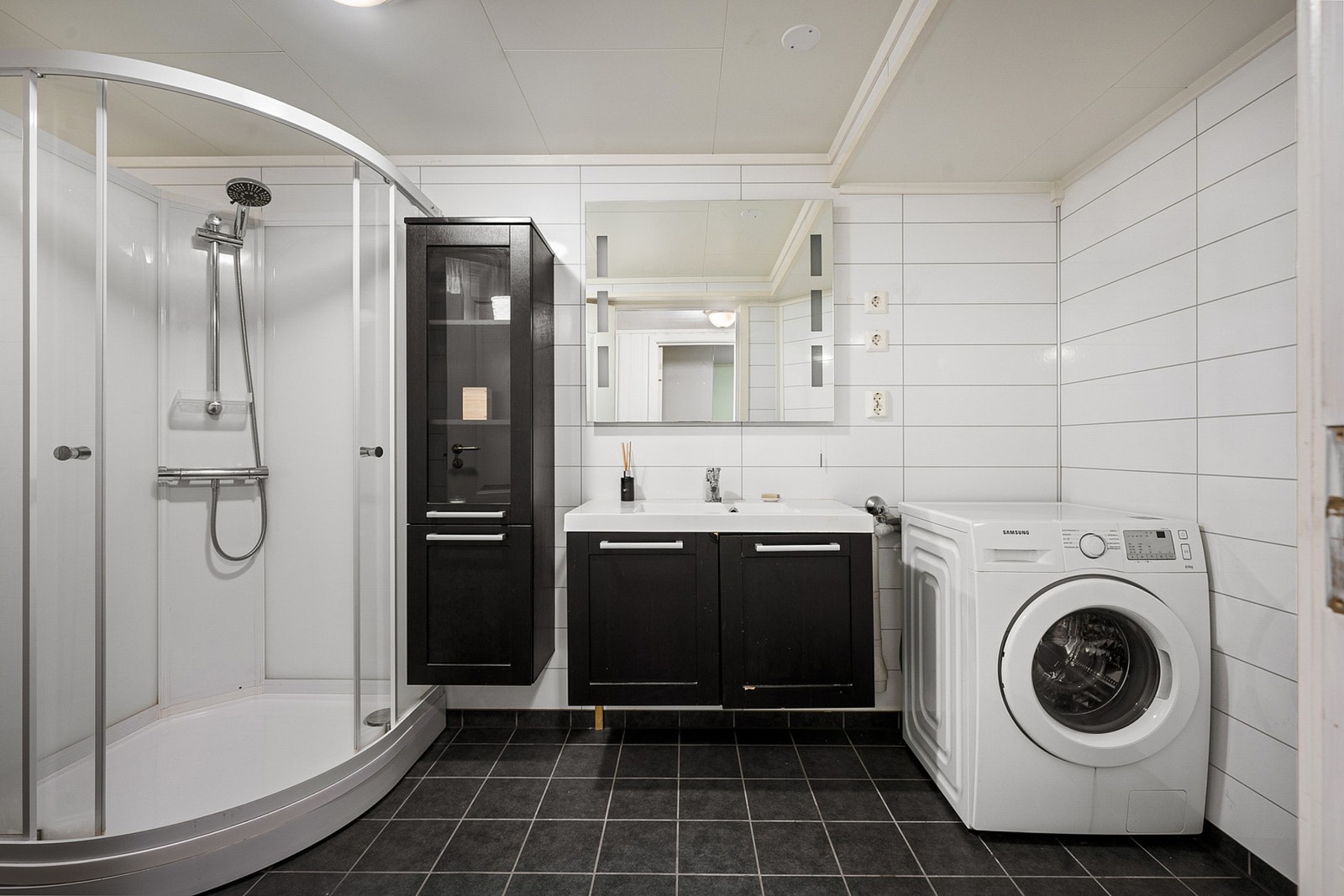 Badet består av fliser på gulv m Galleribilde