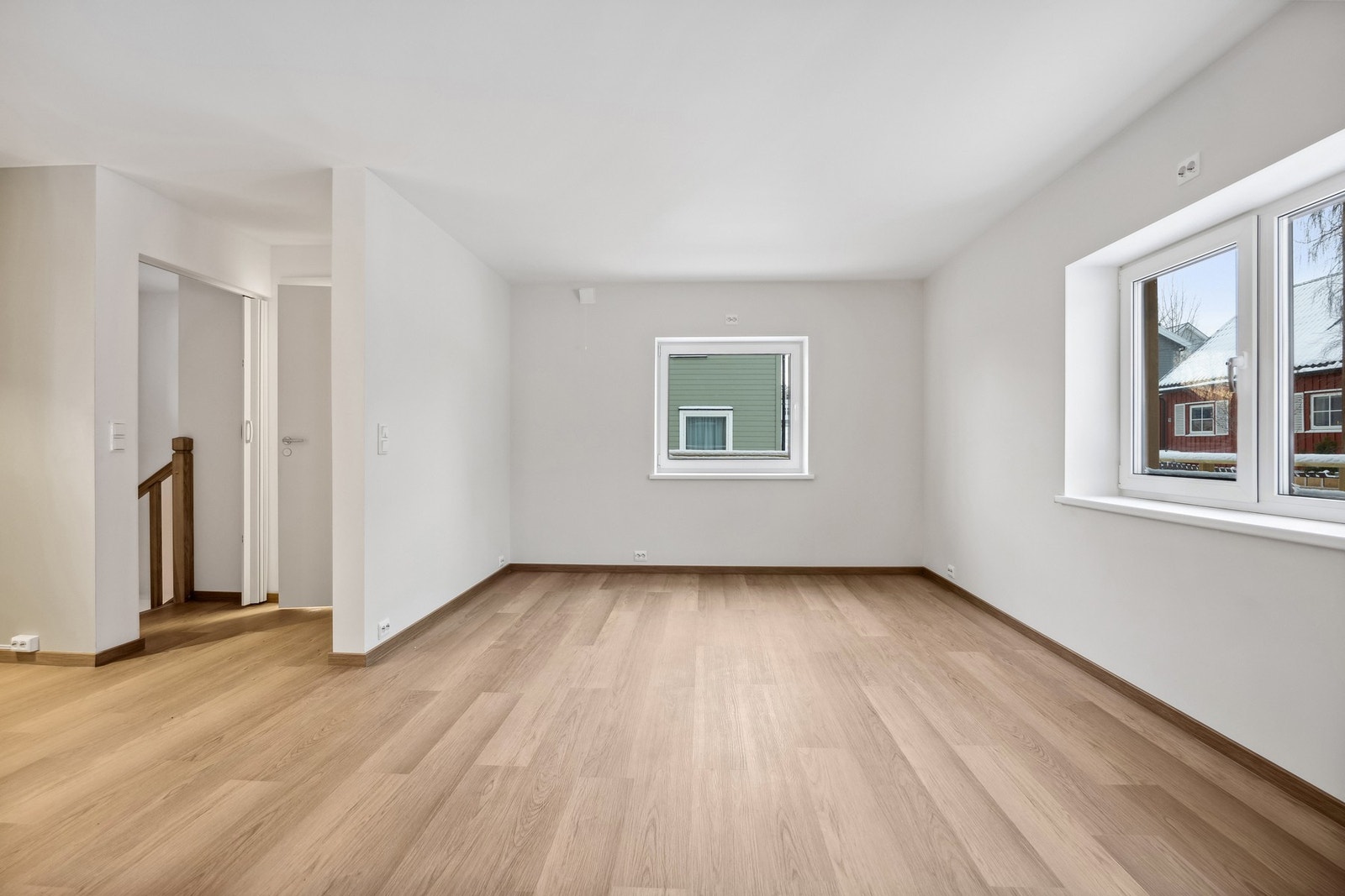 Stuen er romslig og har lysinnslipp fra flere kanter Galleribilde
