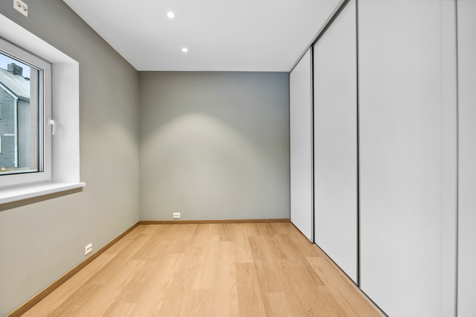 Hovedsoverom på hovedplan har en praktisk skyvedørsgarderobe Galleribilde