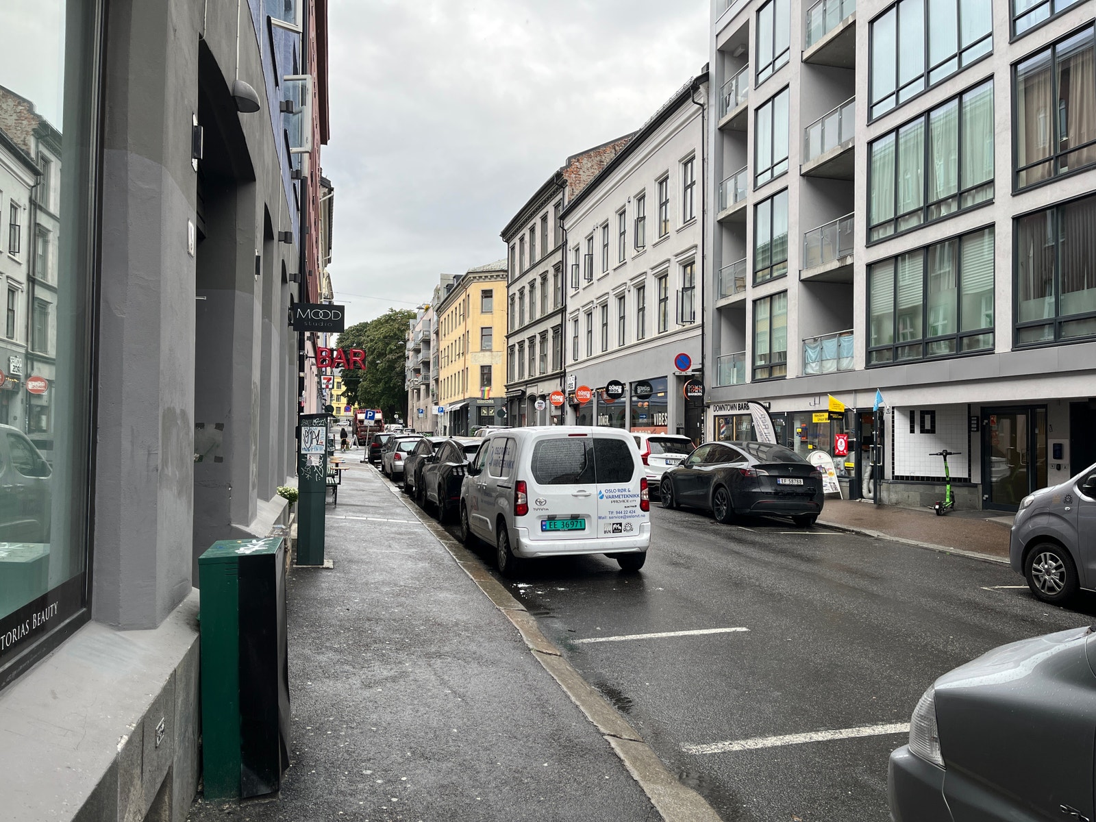 Det er flere godt etablerte butikker og serveringsteder i gaten Galleribilde