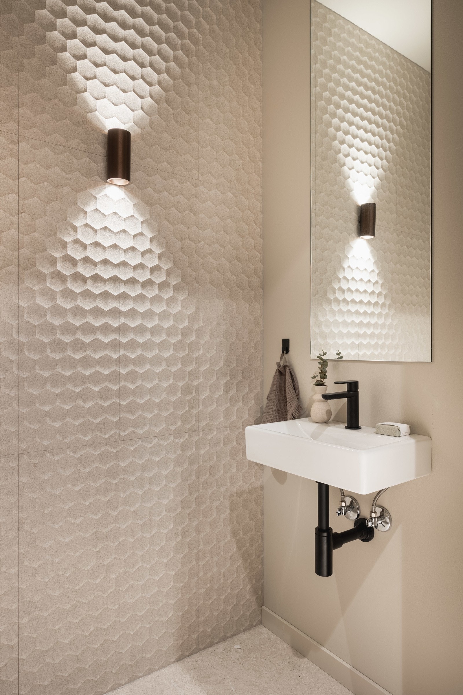 Separat toalett med inngang fra entré. Eksklusiv belysning fra TAL og Lightpoint Galleribilde