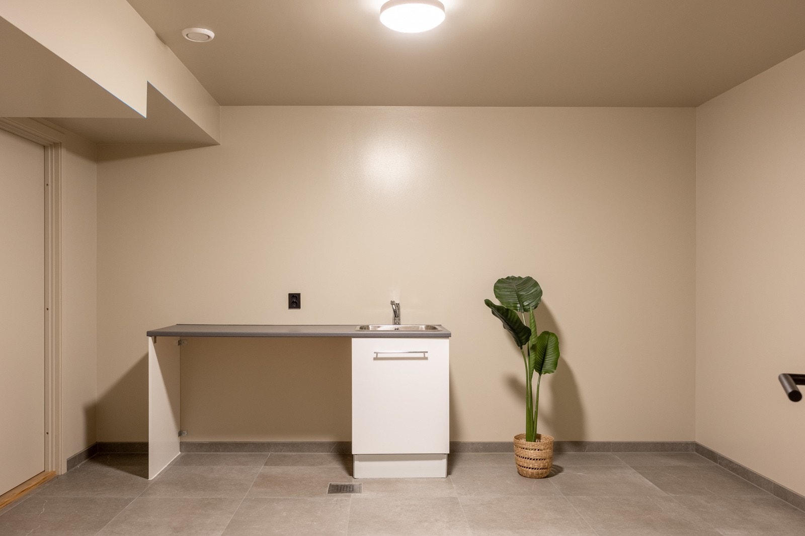 Vaskerom på ca 15 kvm med vannbåren gulvvarme. Tilknytning til inngang kjeller. Galleribilde