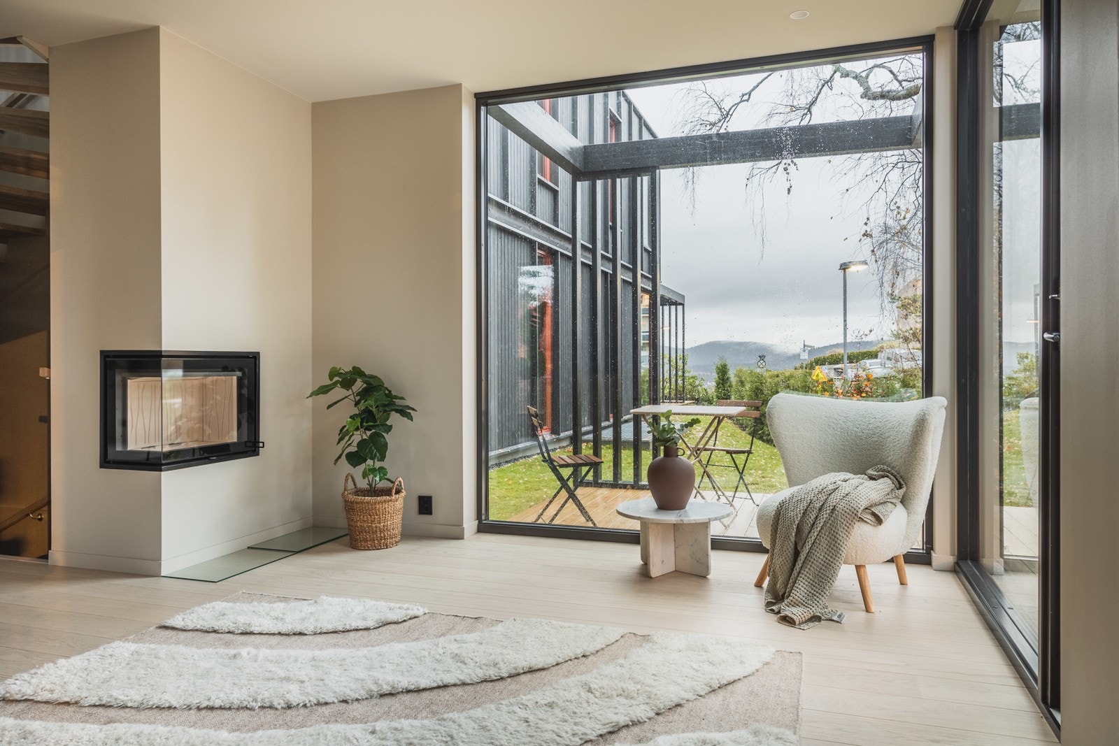 Flott utsikt fra kjøkken og utgang terrasse/hage. Peis type Visionline i65. Galleribilde