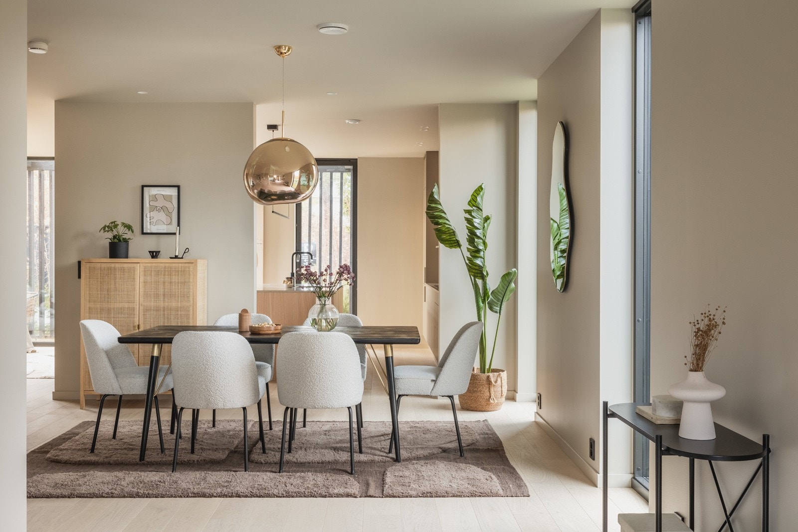 Vannbåren gulvvarme i underetasjen, og 1. etasje samt på alle baderom. Galleribilde