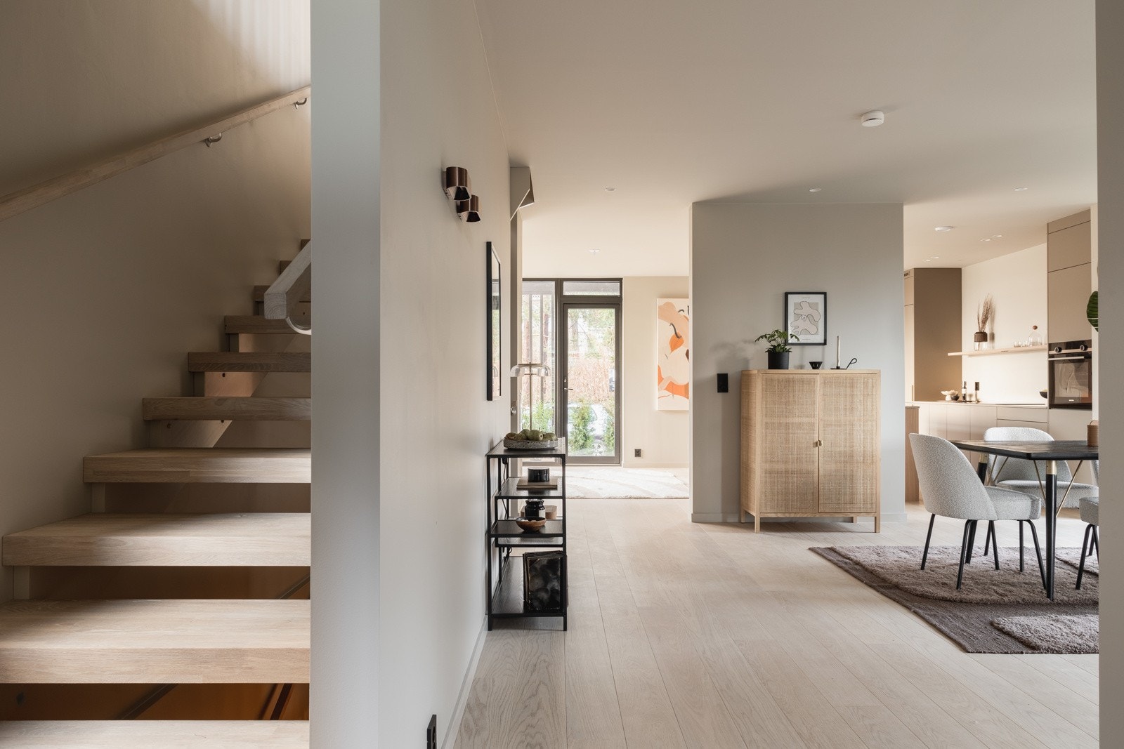 Eksklusiv trapp med åpne trinn mellom 1. og 2. etasje. Galleribilde