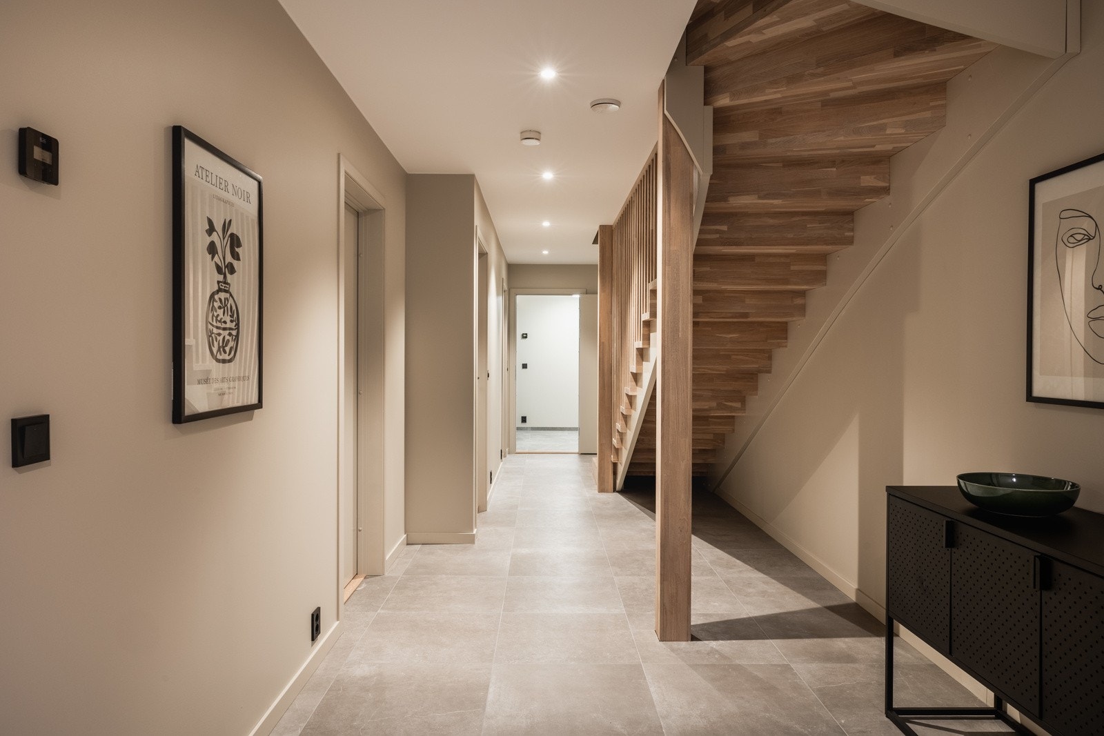 Trappegang mot baderom, stort vaskerom og inngang fra garasjekjeller Galleribilde