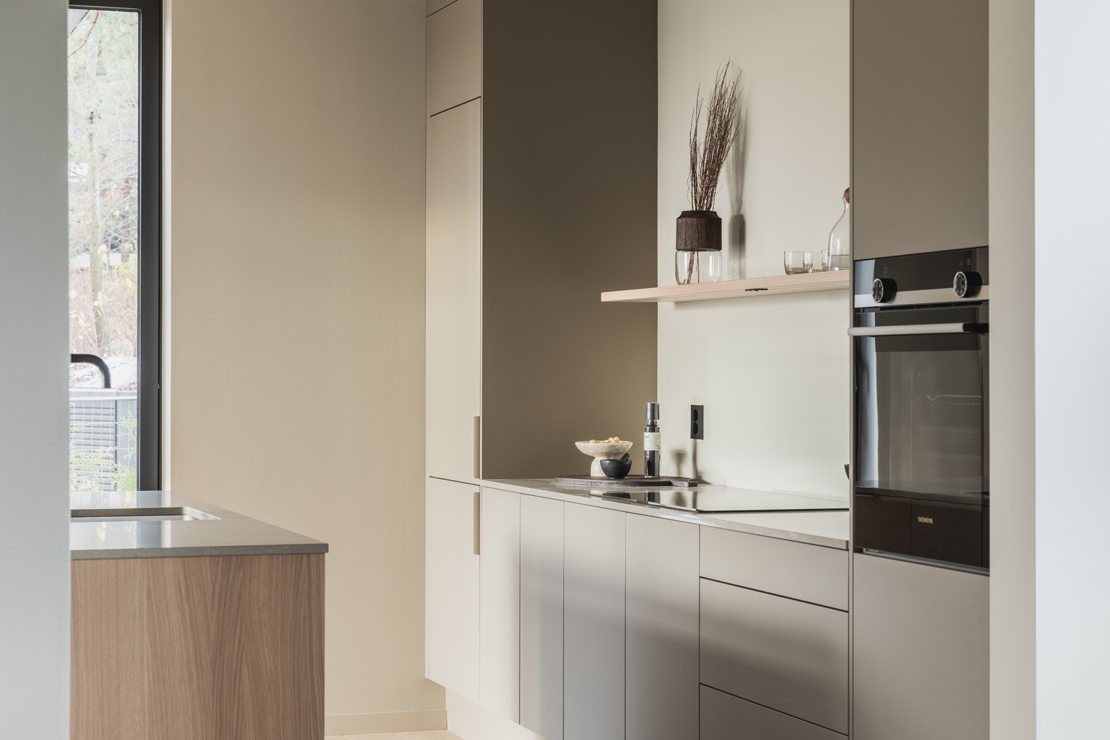 Kjøkken fra Svane i lys eik og leirbrun farge, benkeplate i cæsarstone farge shitake. Galleribilde