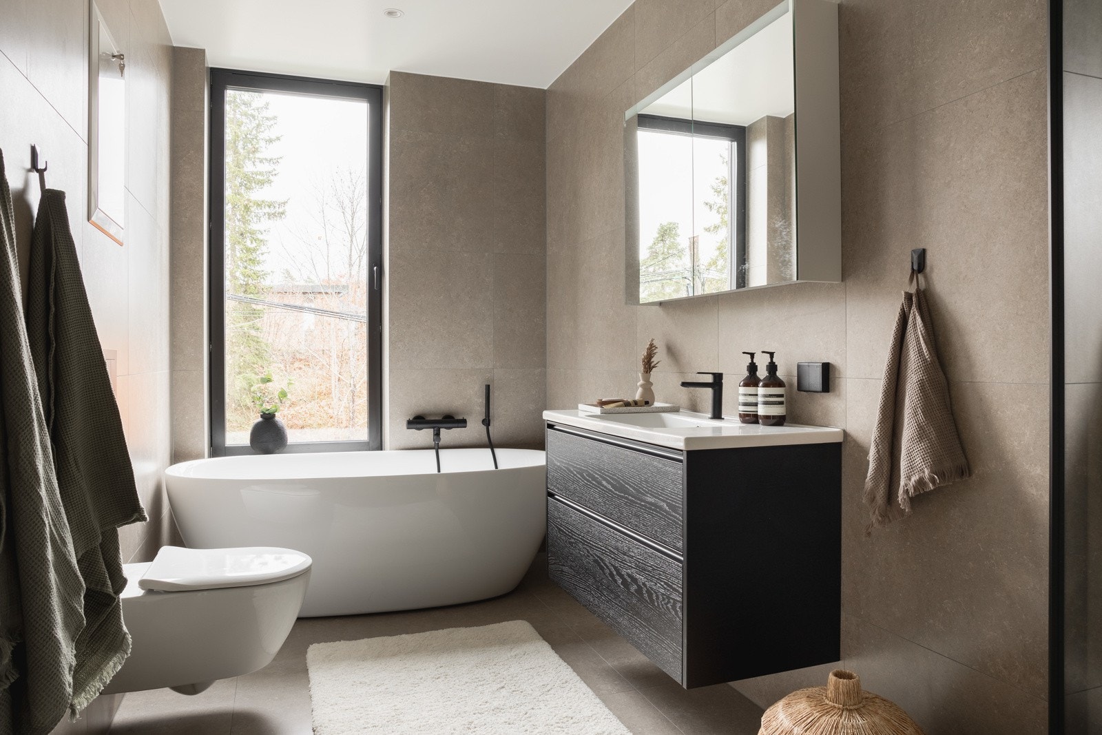 Familiebad med badekar og separat dusj. Galleribilde