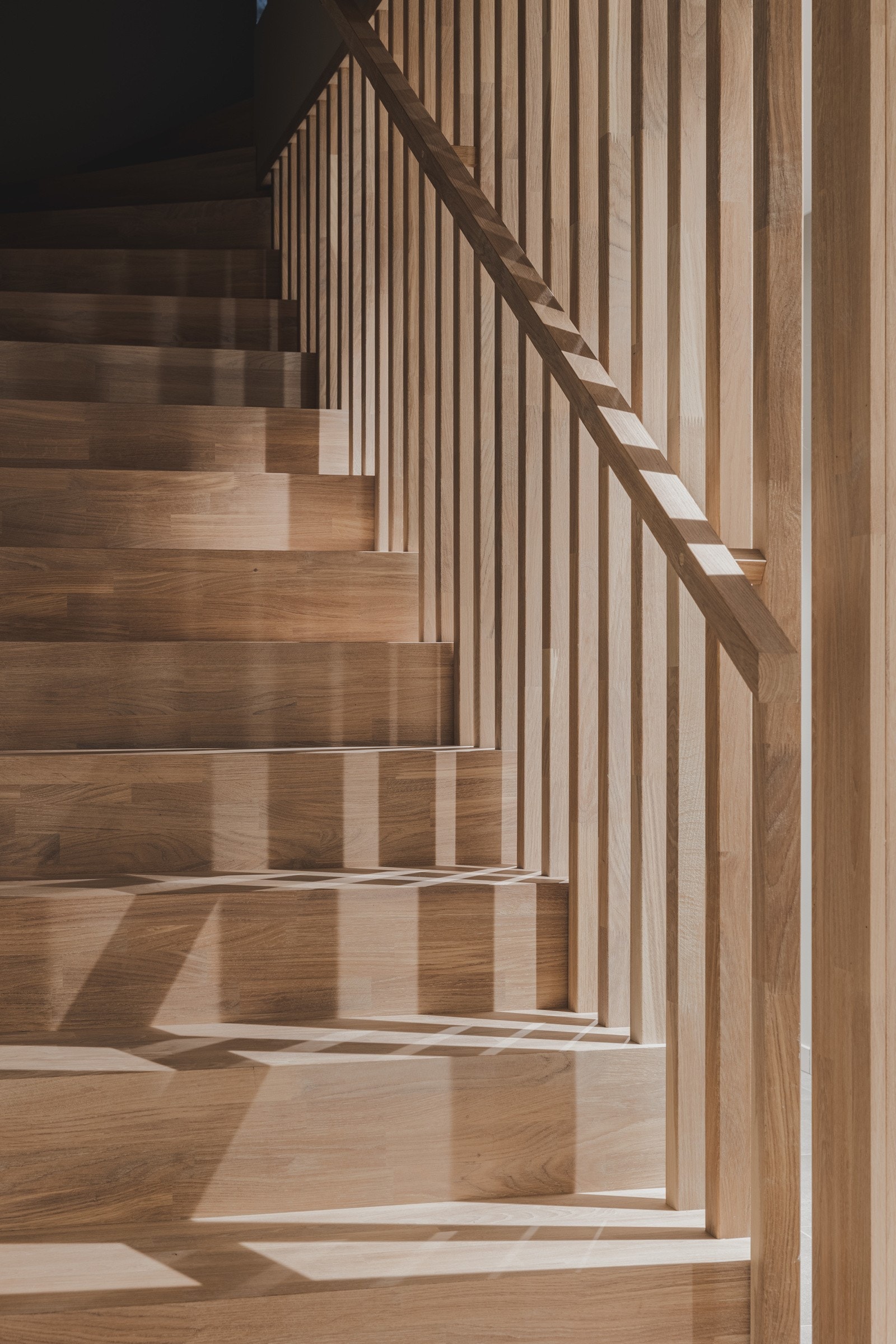 Eksklusiv snekkerbygget trapp i heltre eik Galleribilde