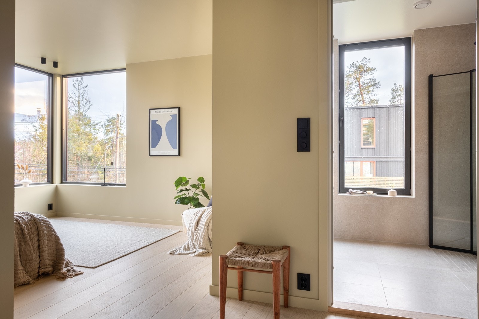 Hovedsoverom med en suite bad. Rommet og tak er malt i samme tidsriktige farge. Galleribilde