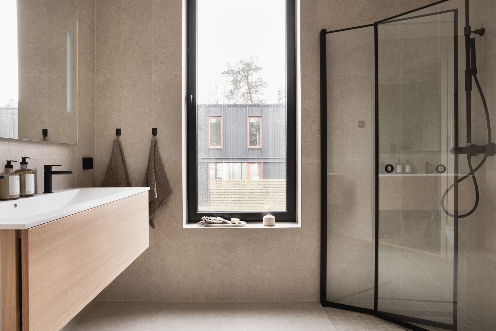 Baderom en suite fra hovedsoverom. Galleribilde