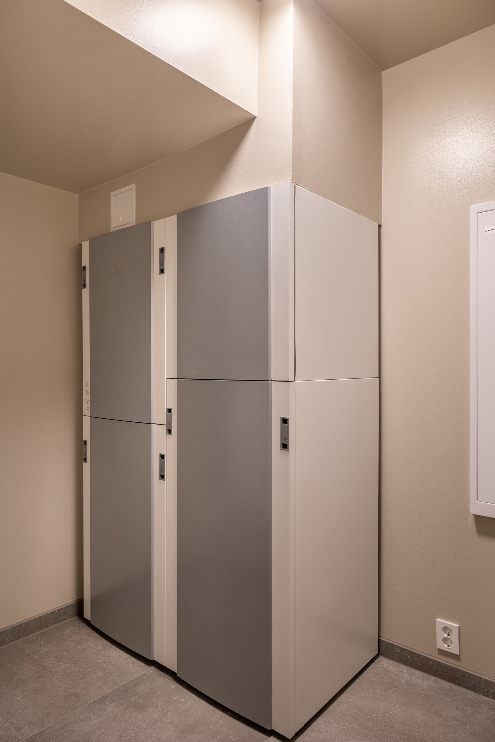 En svært energieffektiv inneklimasentral fra Flexit, EcoNordic WH4. EcoNordic er basert på en balansertventilasjonsmodul, en luft til vann varmepumpe, og en varmtvannstank. Galleribilde