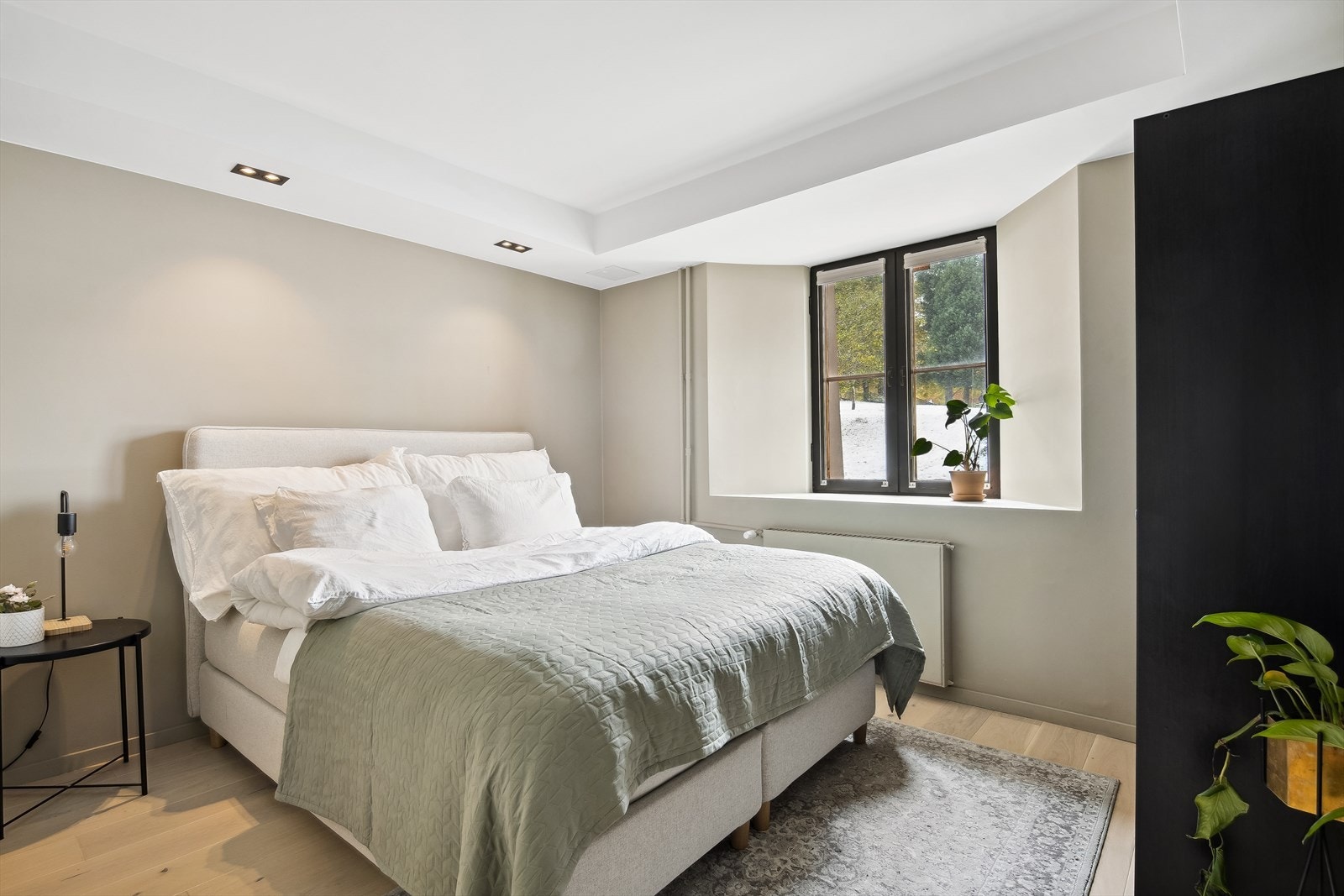 Soverom 2 er av god størrelse og har plass til dobbeltseng, garderobe, nattbord og annet tilhørende møblement. Galleribilde