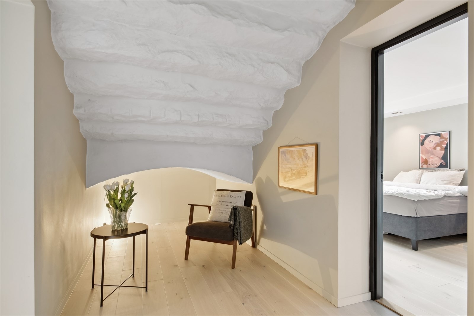 Rommet under den utvendige trappen til hovedinnngangen til bygget er en del av leiligheten. Dette kan brukes til et hyggelig "hjørne" for lesing, multimedia funksjoner, garderober med skuffer og skap og så mye annet. Galleribilde