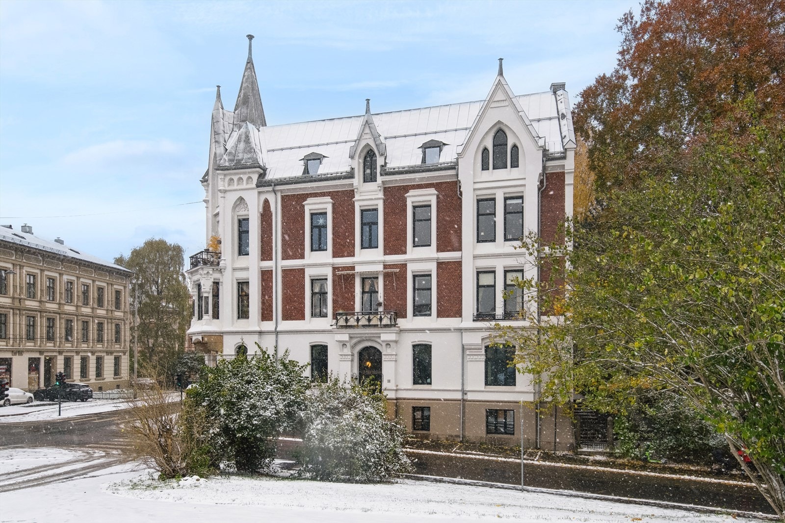 Velkommen til Uranienborgveien 23! En vakker hjørnegård rett ved Uranienborgparken. Galleribilde