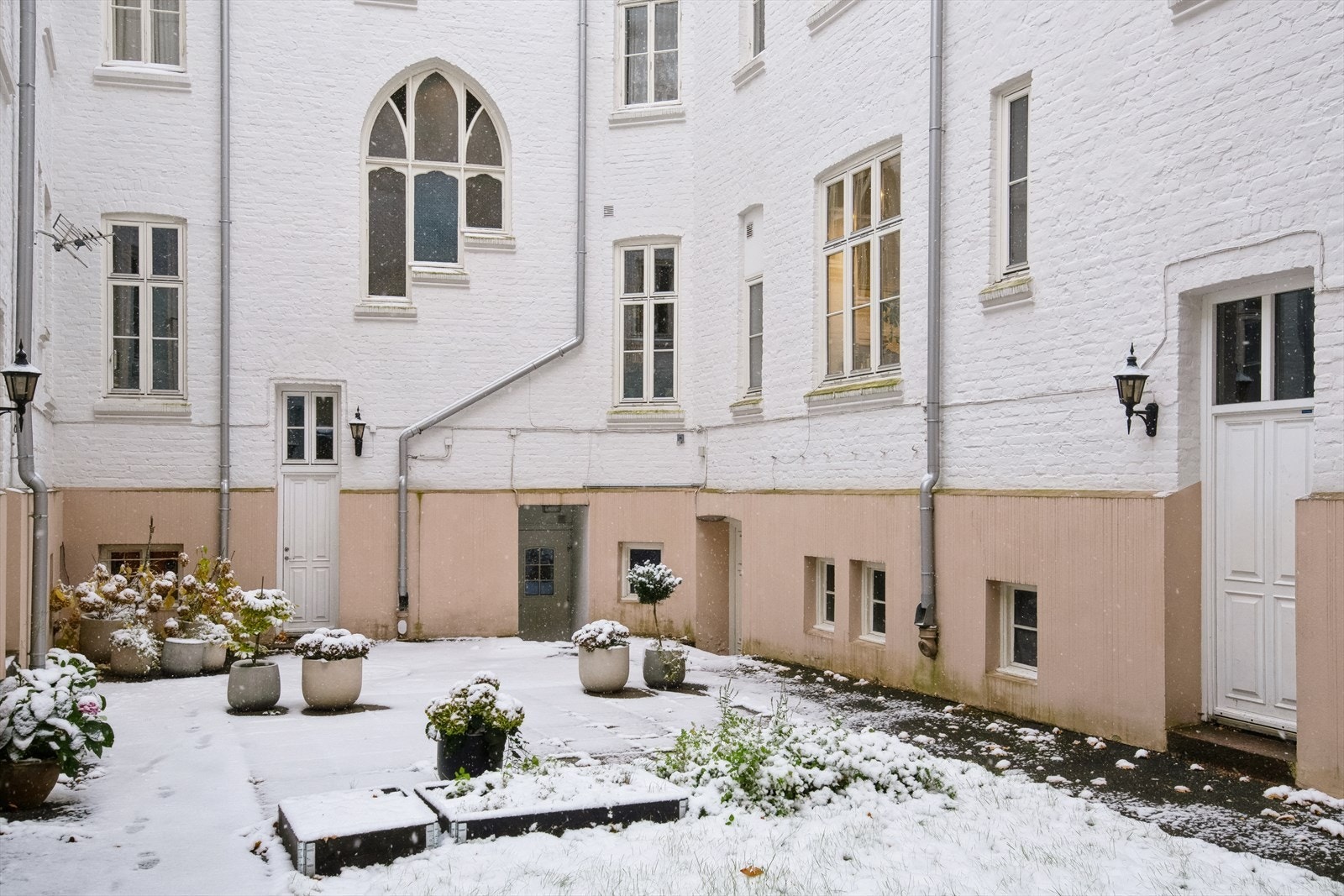 Bakgården holdes godt vedlike. Om sommeren er det mye planter og busker her. Galleribilde