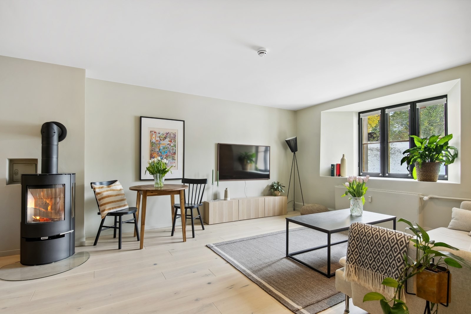 Mye dagslys slipper inn i stuen via vinduene. Galleribilde