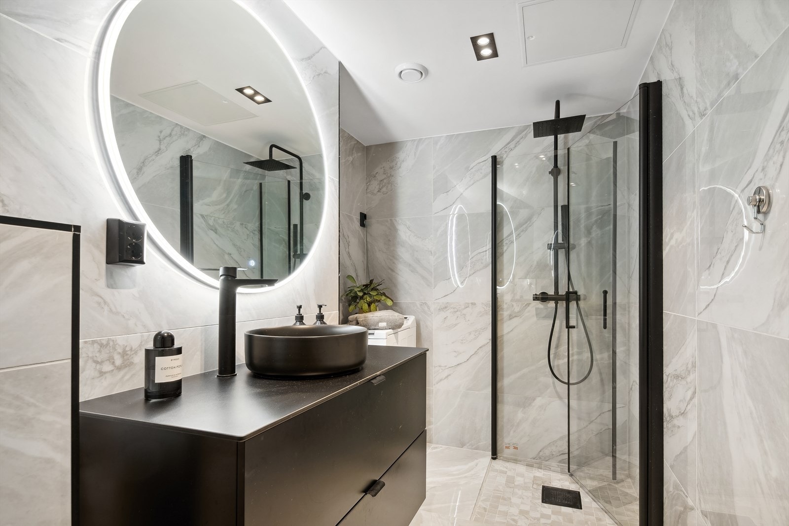 Badet ble pusset opp i 2021 og er blitt et lekkert designbad med toalett. Galleribilde