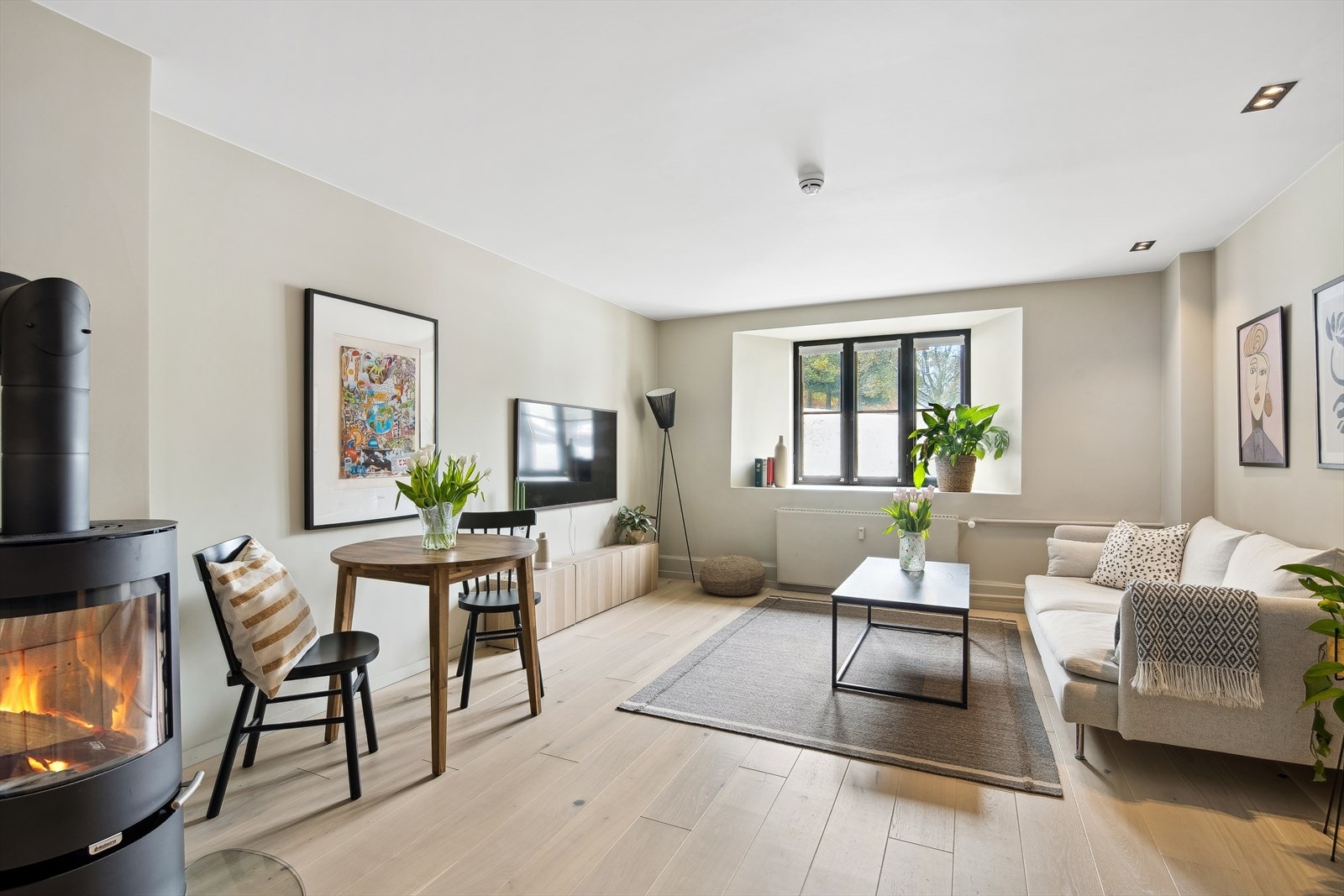 Meget hyggelig og romslig stue med moderne vedovn. Galleribilde