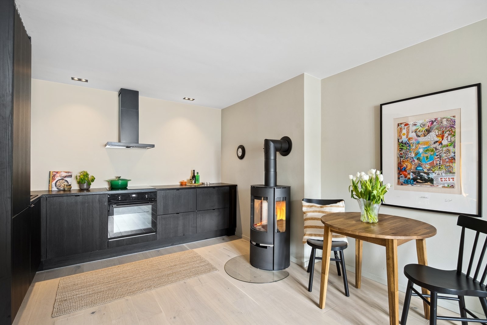 Kjøkkenet har integrerte hvitevarer i av god standard og trivelig peis. Galleribilde